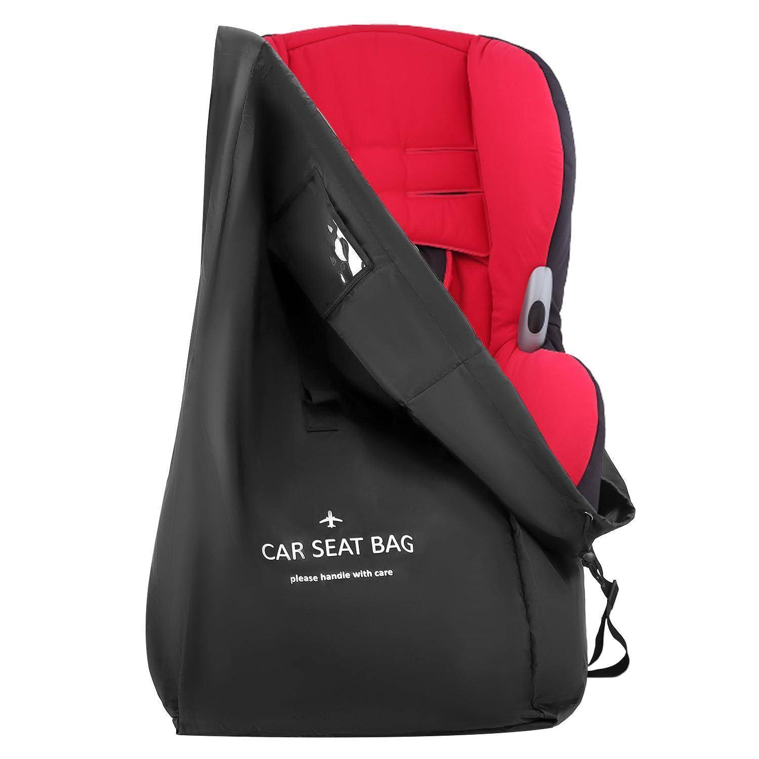 Schwarze Autositzreisetasche, teilweise offen, mit einem roten Kindersitz im Inneren, auf der Vorderseite 