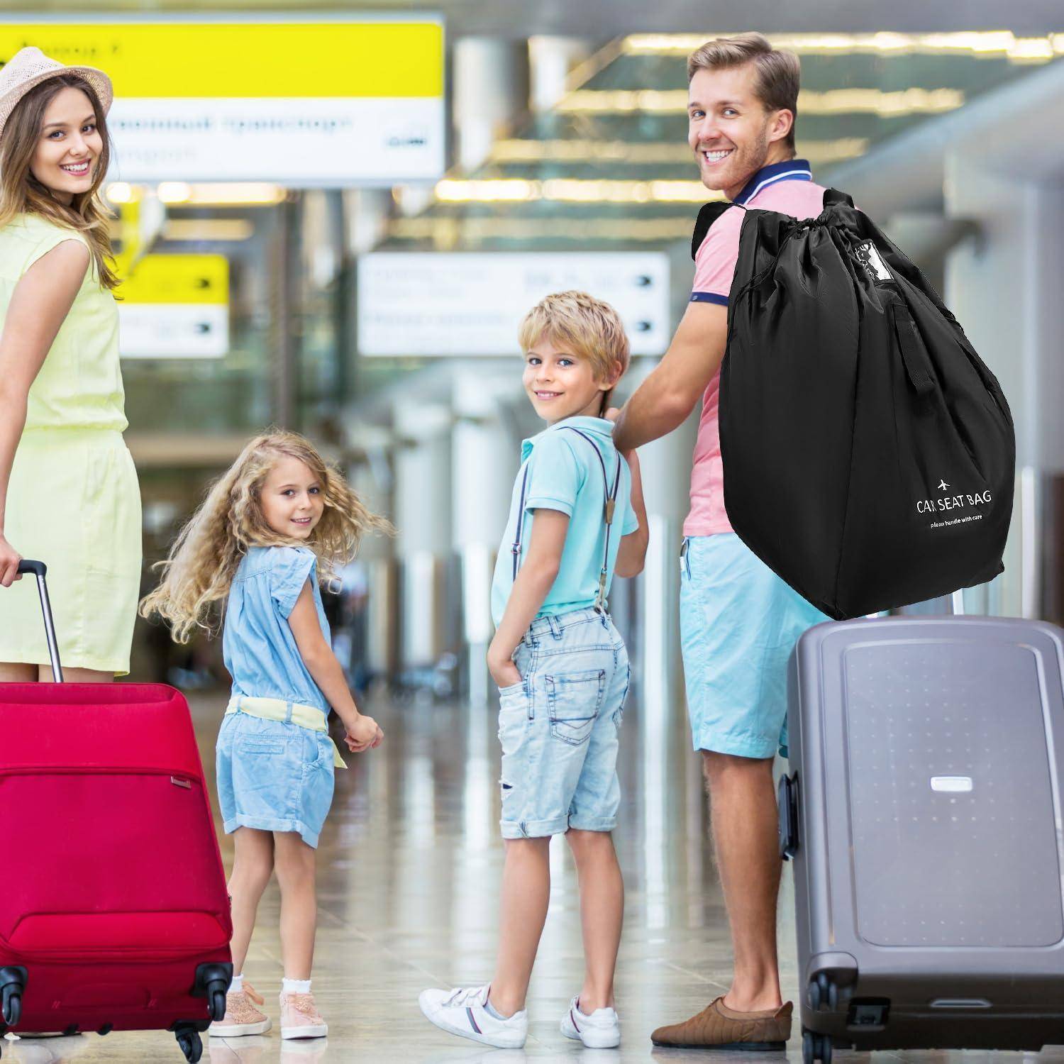 Lächelnde vierköpfige Familie mit Gepäck in einer Flughafenterminal, die weggeht und sich zur Kamera umdreht.