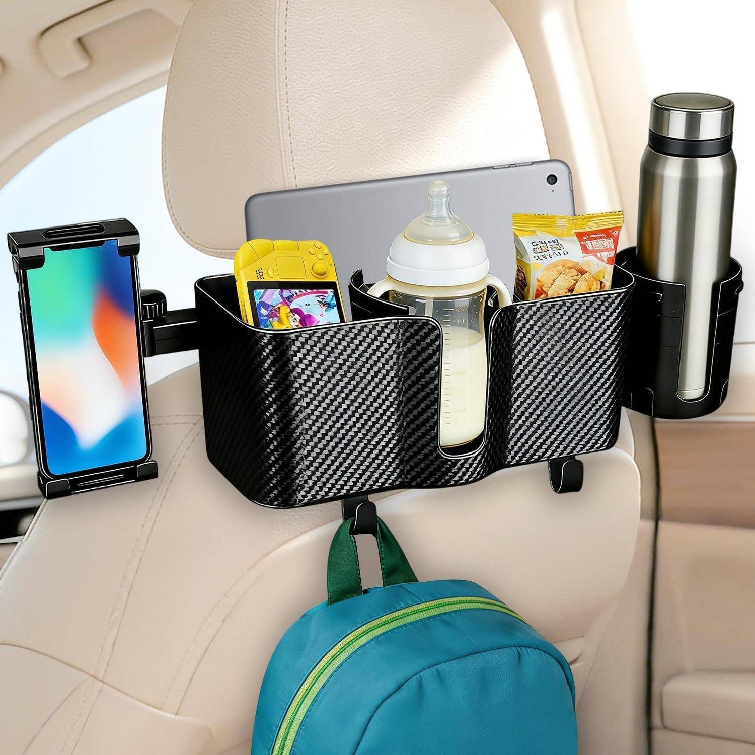 Autositz-Organizer für die Rückbank mit Getränkehaltern zum Halten eines Telefons, eines Spielgeräts, einer Babyflasche, Snacks und einer Thermoskanne, plus einem hängenden Rucksack.
