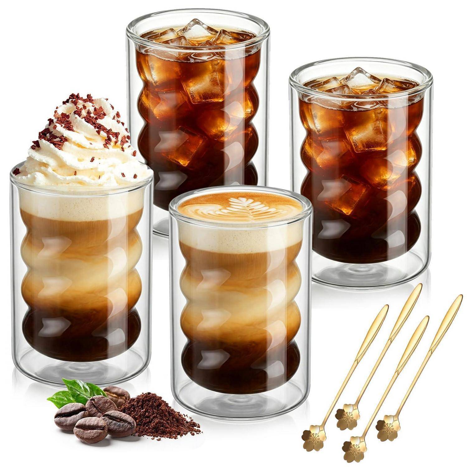 Vier doppelwandige Gläser mit geschichteten Eiskaffee- und Latte-Getränken, eines mit Schlagsahne gekrönt; daneben abgebildet sind Kaffeebohnen und goldene Rührlöffel.