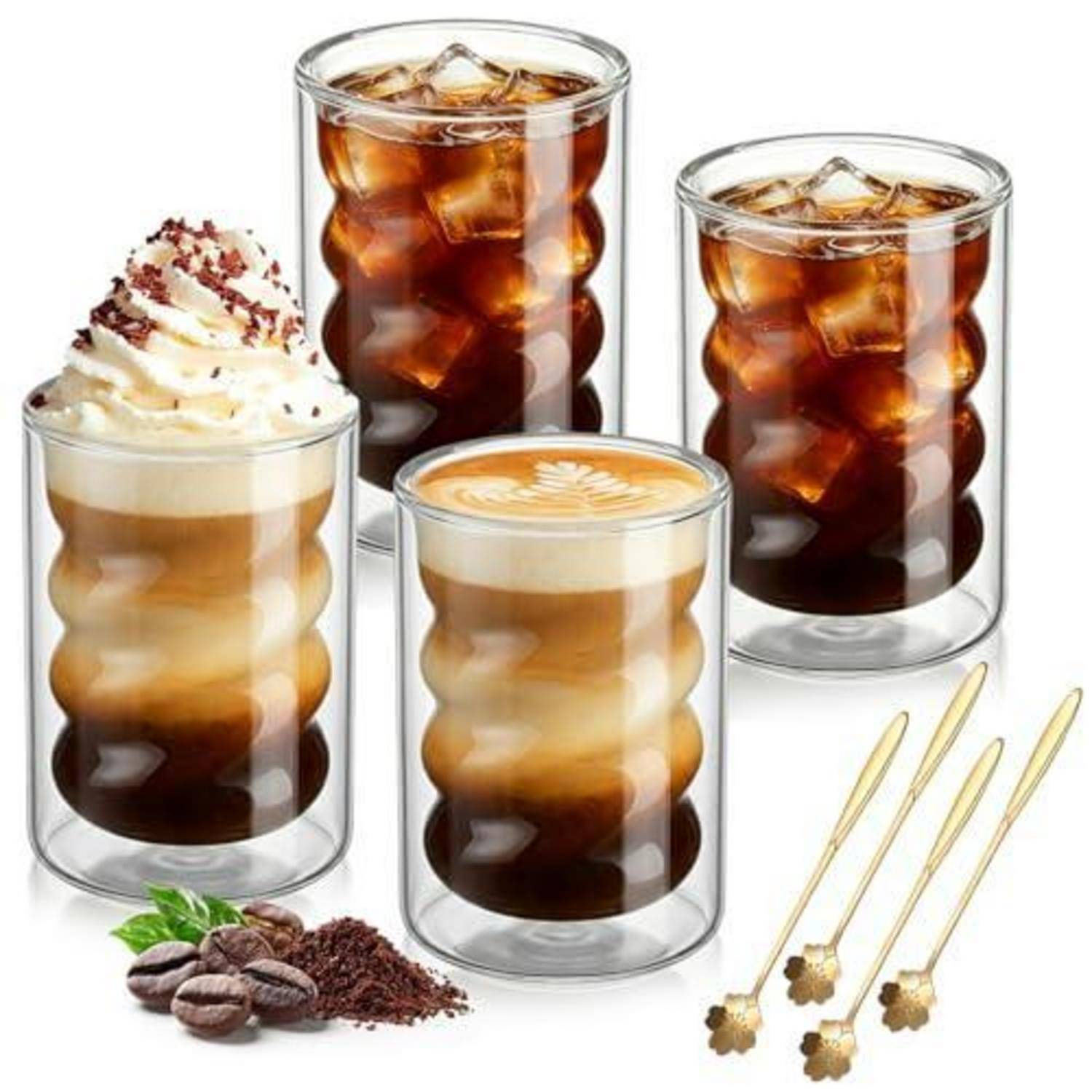 Vier geschichtete Glaskaffegetränke: Eiskaffees und Lattes, eines mit Schlagsahne obenauf; Kaffeebohnen und Rührstäbe daneben gezeigt.