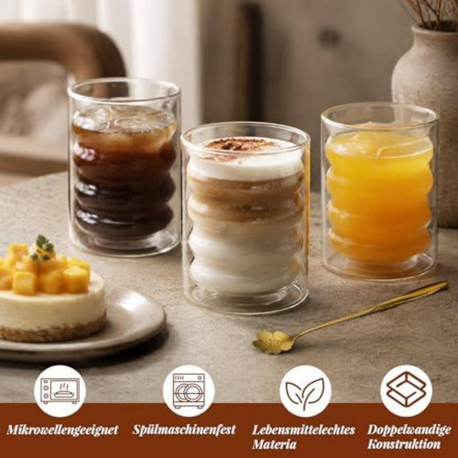 Drei geschichtete Getränke in klaren Gläsern auf einem Tisch, mit einem Dessert und deutschen Etiketten darunter, die mikrowellensicher, spülmaschinensicher, lebensmittelsicher und doppelwandige Konstruktion anzeigen.