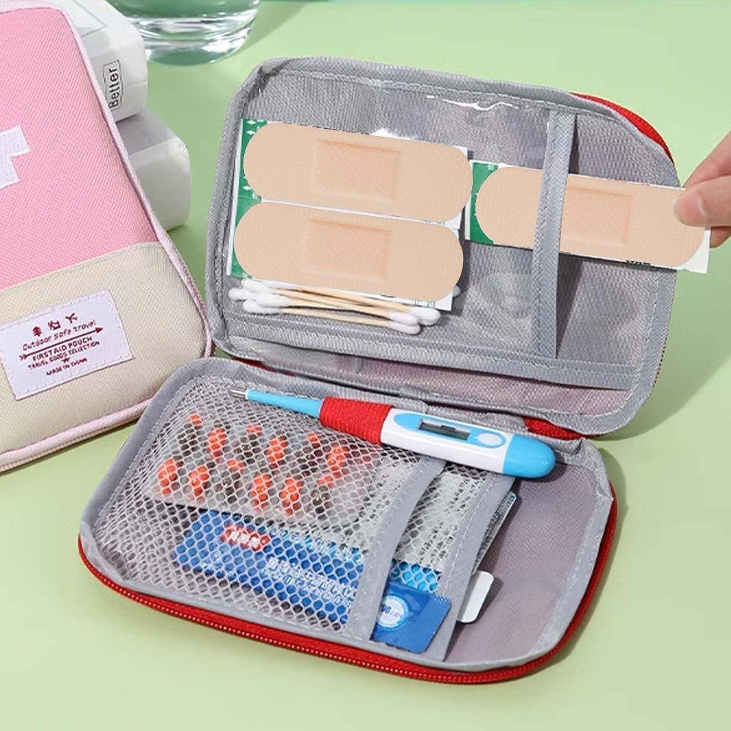 Öffnen Sie die Erste-Hilfe-Kassette mit Verbandsmaterial, Wattestäbchen und einem digitalen Thermometer, das in Netzfächern organisiert ist.