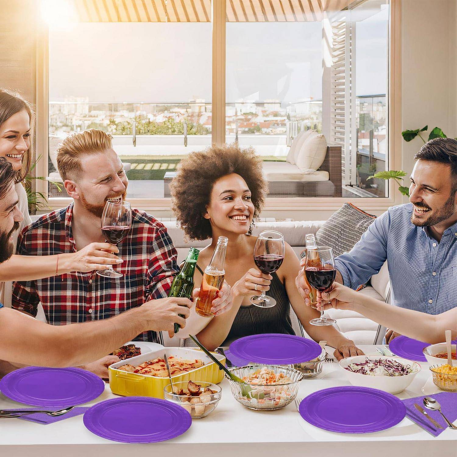 Freunde an einem Tisch auf einer Außenterrasse stoßen mit Wein an und teilen eine Mahlzeit, während sie lächeln und gemeinsam feiern.