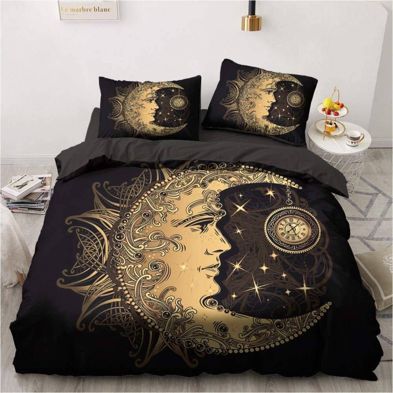 Schwarzes Bettwäsche-Set mit goldenem Mond- und Gesichts-Himmelsmotiv auf der Bettdecke und zwei Kissenbezügen, stilgerecht auf einem Bett in einem minimalistischen Schlafzimmer arrangiert.