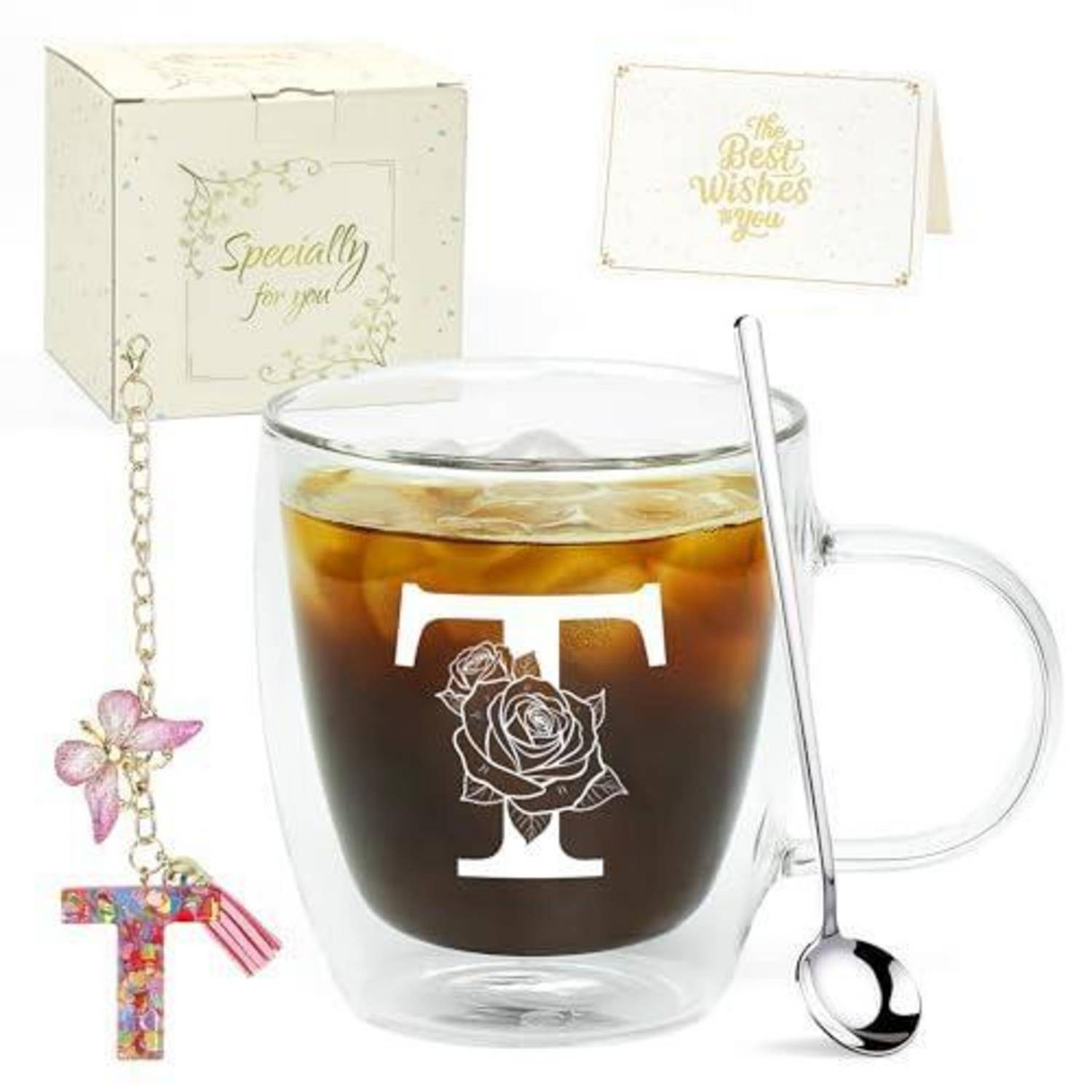Glastasse mit Eiskaffee und Löffel, Monogramm "T"" und Rosendesign, gezeigt mit Geschenkbox und hängendem ""T""-Charm für ein besonderes Geschenkset.