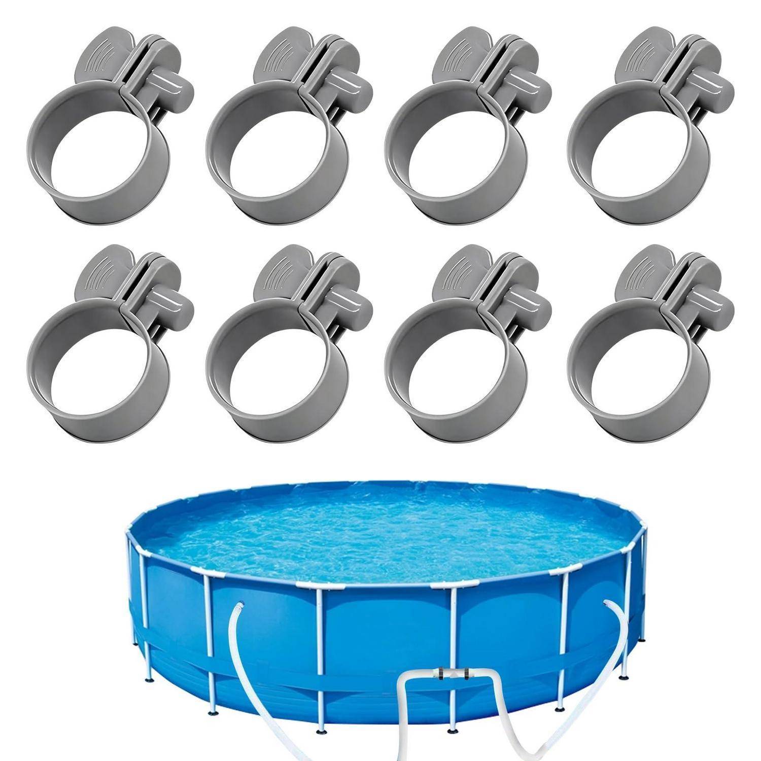 Acht silberne Schlauchschellen über einem blauen Aufstellpool mit angeschlossenen Schläuchen, was auf ein Pool-Wartungs- oder Reparaturset hindeutet.