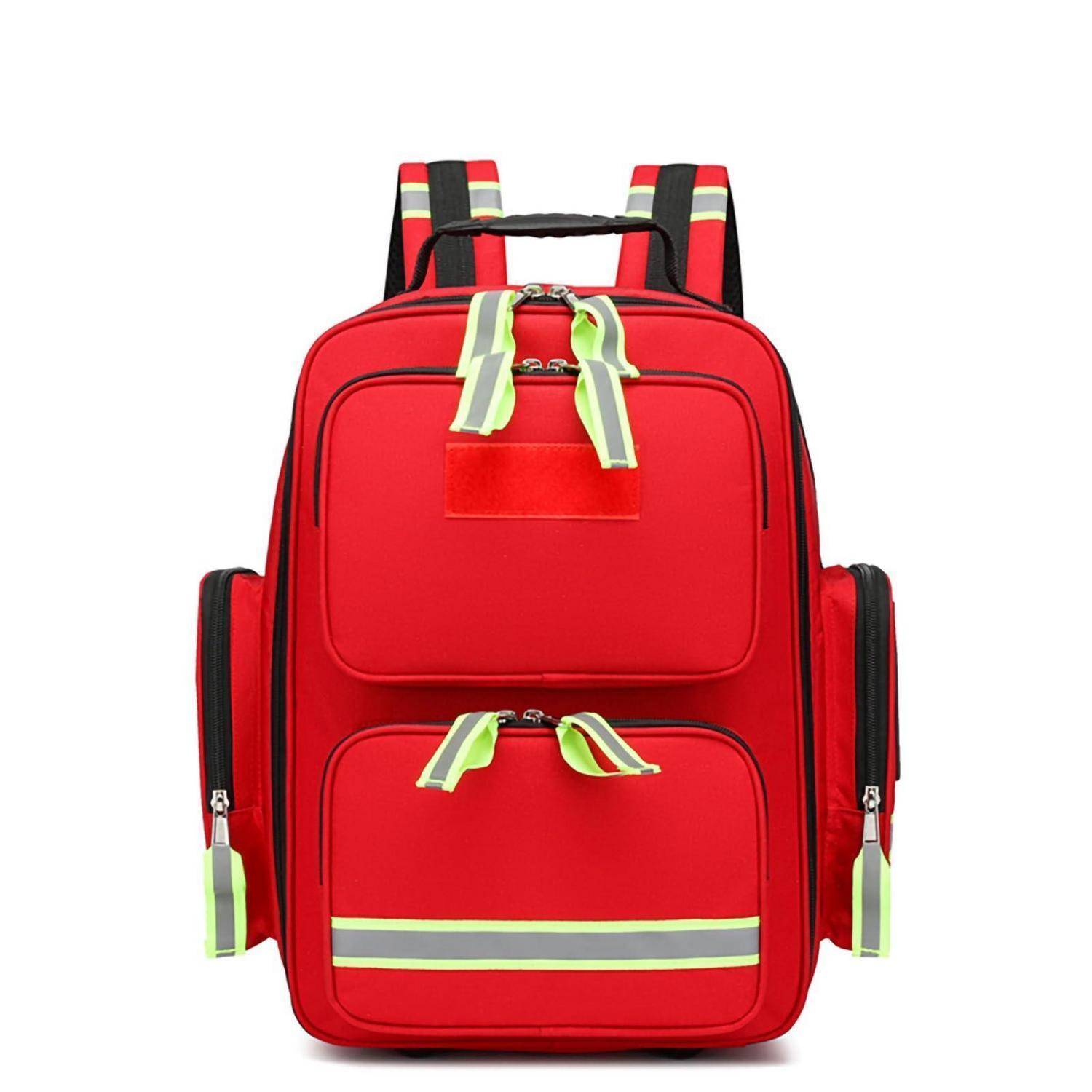 Roter Rucksack mit reflektierenden Streifen und mehreren Reißverschlusstaschen auf weißem Hintergrund.