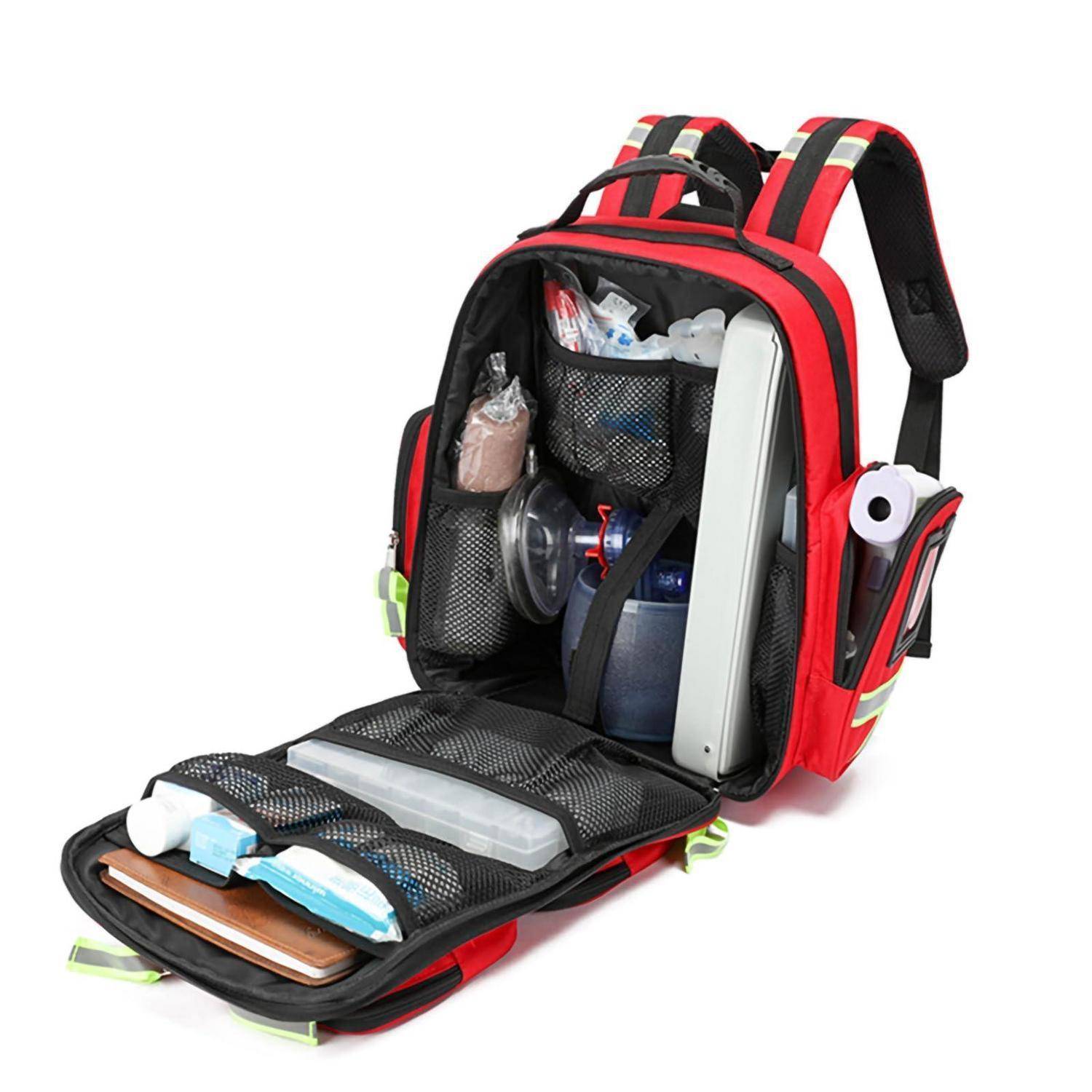 Offener rot-schwarzer Notfall-Rucksack mit organisierten medizinischen Materialien und Taschen, einschließlich Handschuhe, Verbandsmaterial, Flaschen und Ausrüstung.