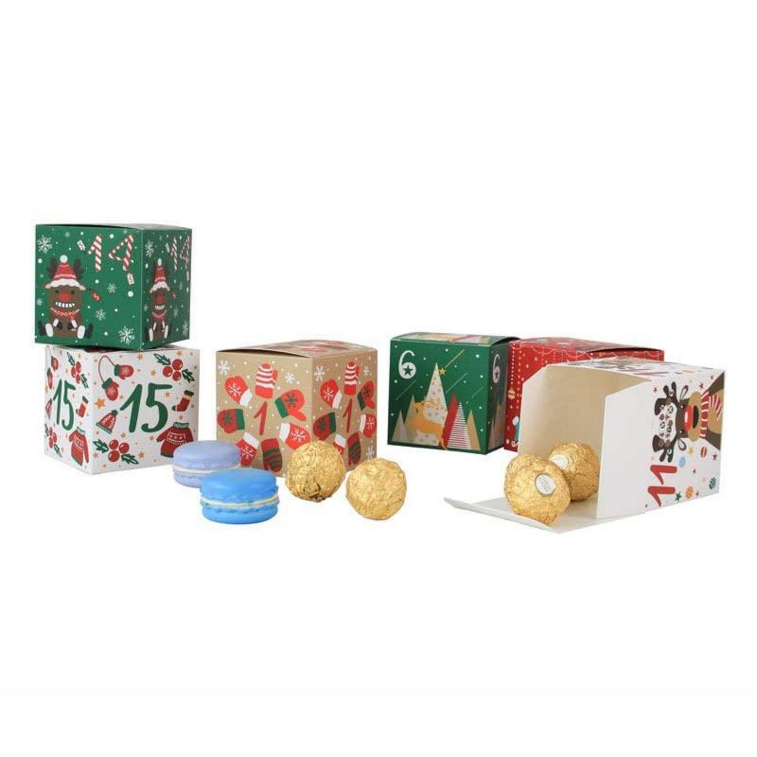 Bunte Weihnachtsgeschenkboxen und Kalender-Boxen mit nummerierten Türchen, einige geöffnet, um Pralinen und blaue Macarons zu zeigen.