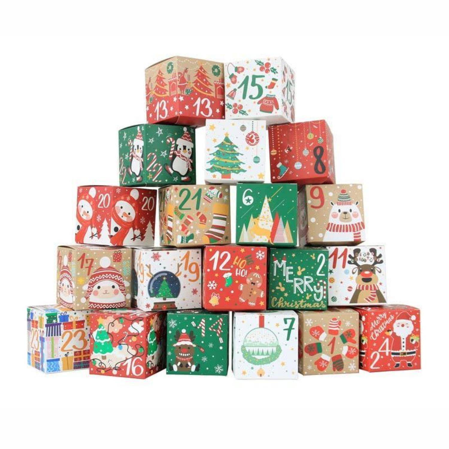 Gestapelte Weihnachts-Adventskalender-Geschenkboxen nummeriert von 1 bis 24 mit Weihnachtsillustrations auf weißem Hintergrund.