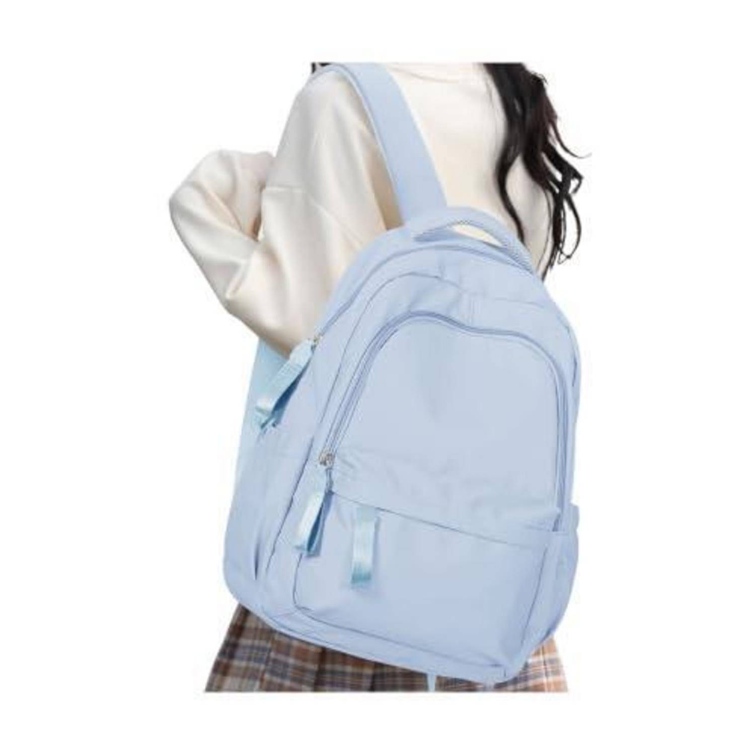 Eine Person, die von hinten gezeigt wird, trägt einen hellblauen Rucksack über einem cremefarbenen Pullover und einem karierten Rock auf weißem Hintergrund.