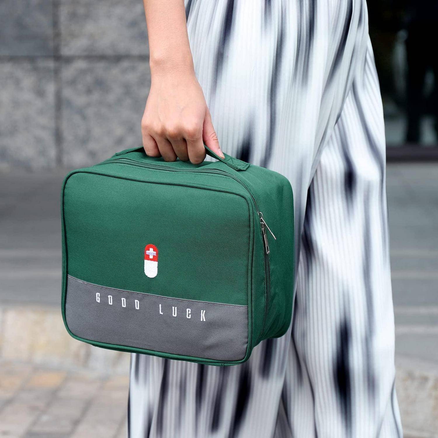 Person in Streifenkleid, die eine grüne Lunchbox mit einem kleinen Pillensymbol und den Worten 'VIEL ERFOLG' hält.