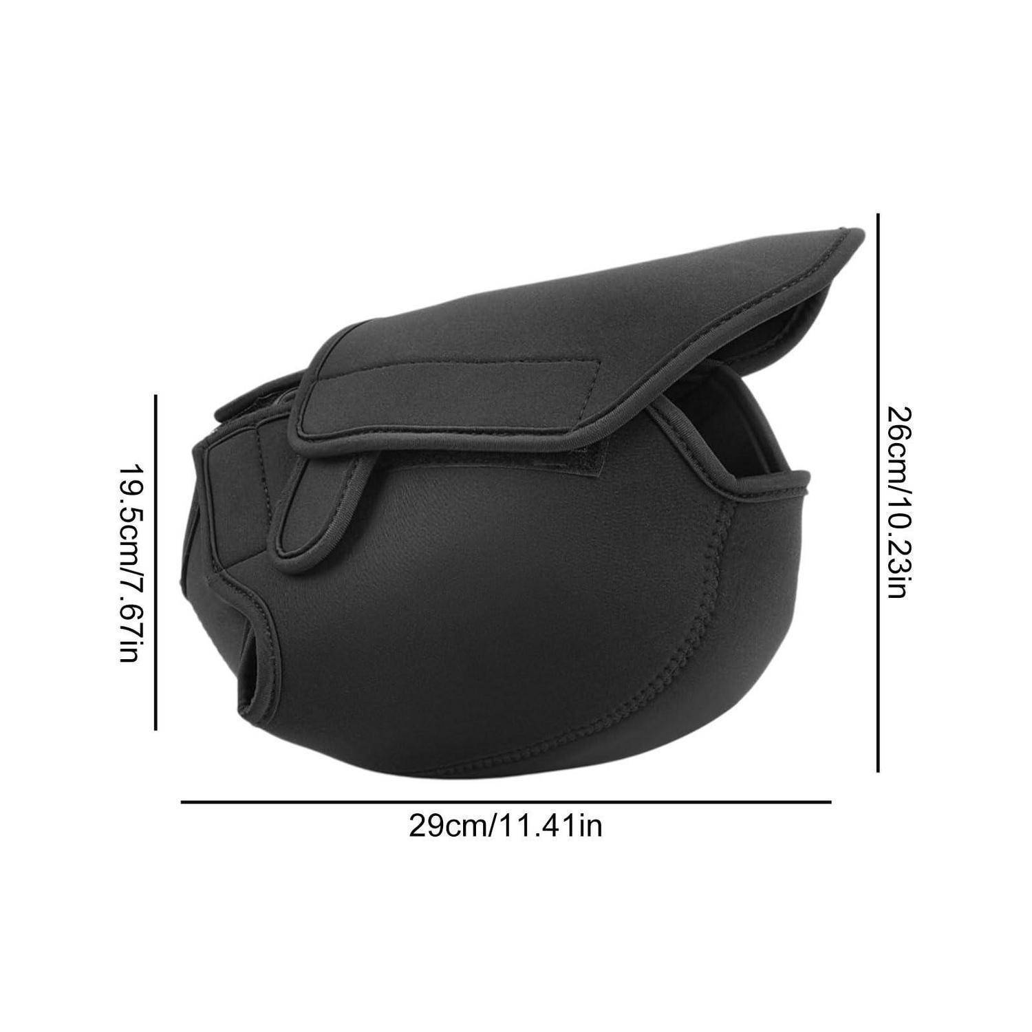 Schwarze gepolsterte Tasche auf weißem Hintergrund mit beschrifteten Abmessungen: 29 cm breit, 26 cm hoch und 19,5 cm tief.