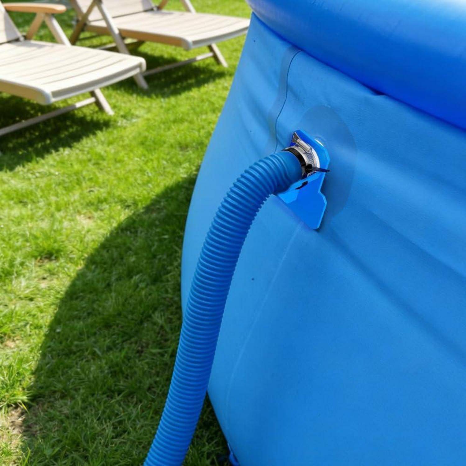 Blauer gewellter Schlauch, der mit einem blauen aufblasbaren Pool oder einer Wanne im Freien auf Gras verbunden ist, mit Liegestühlen im Hintergrund.