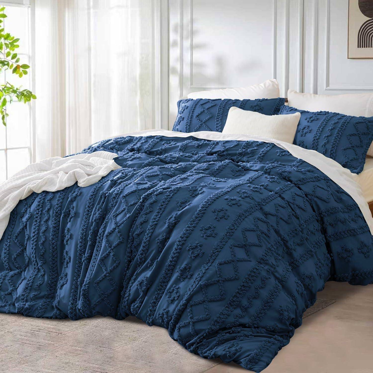 Blauer strukturierter Bettdecken-Set auf einem ordentlich gemachten Bett mit weißen Kissen in einem hellen Schlafzimmer.