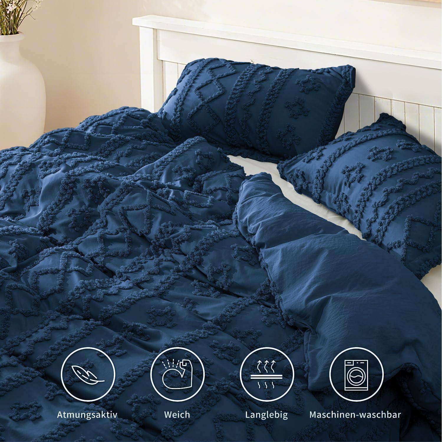 Blaues strukturiertes Bettwäscheset auf einem weißen Bett, mit Symbolen, die es als atmungsaktiv, weich, langlebig und maschinenwaschbar kennzeichnen.