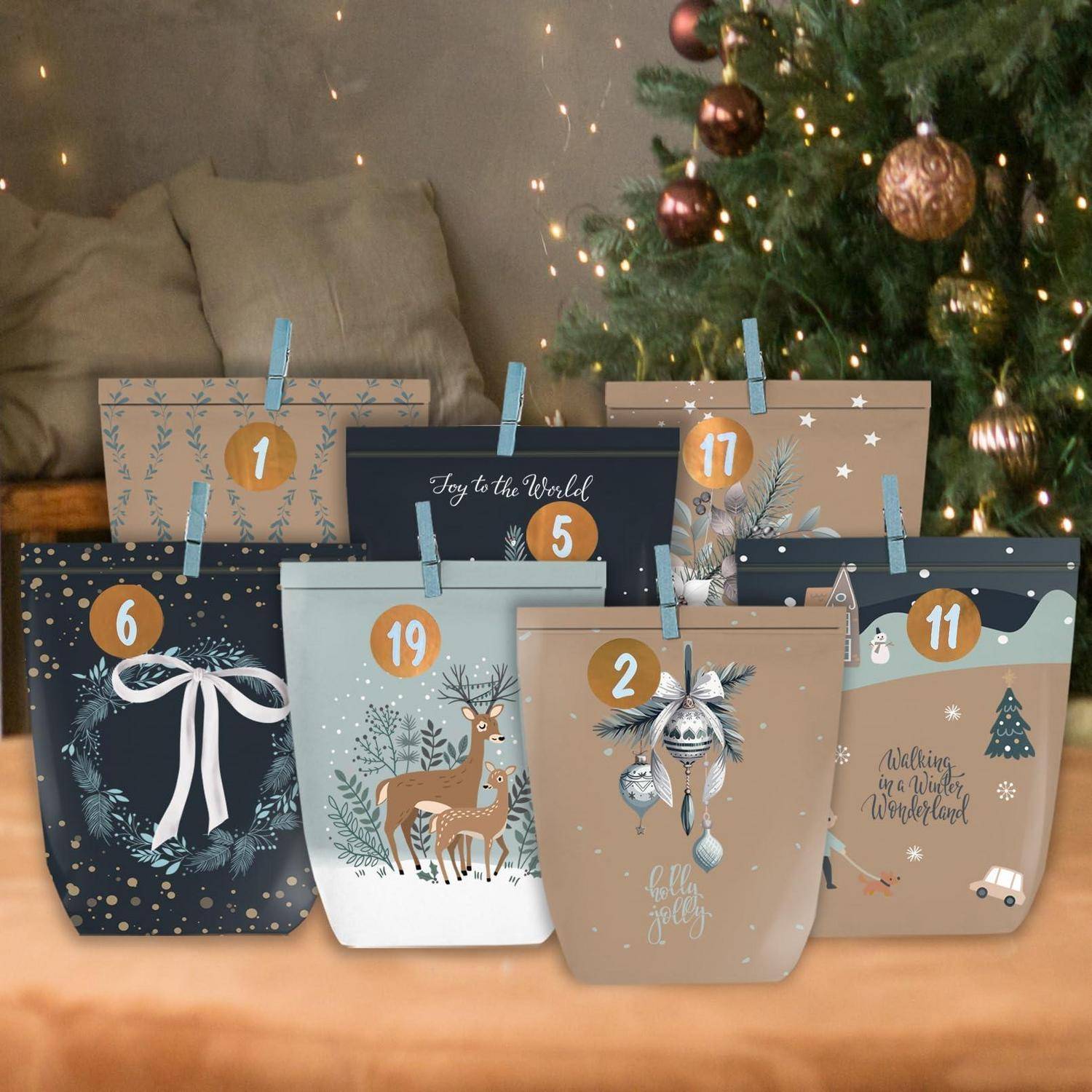 Festliche Weihnachtsgeschenktüten und -boxen, die vor einem Weihnachtsbaum angeordnet sind, jede mit nummerierten Schildern für eine adventskalender-ähnliche Darstellung.
