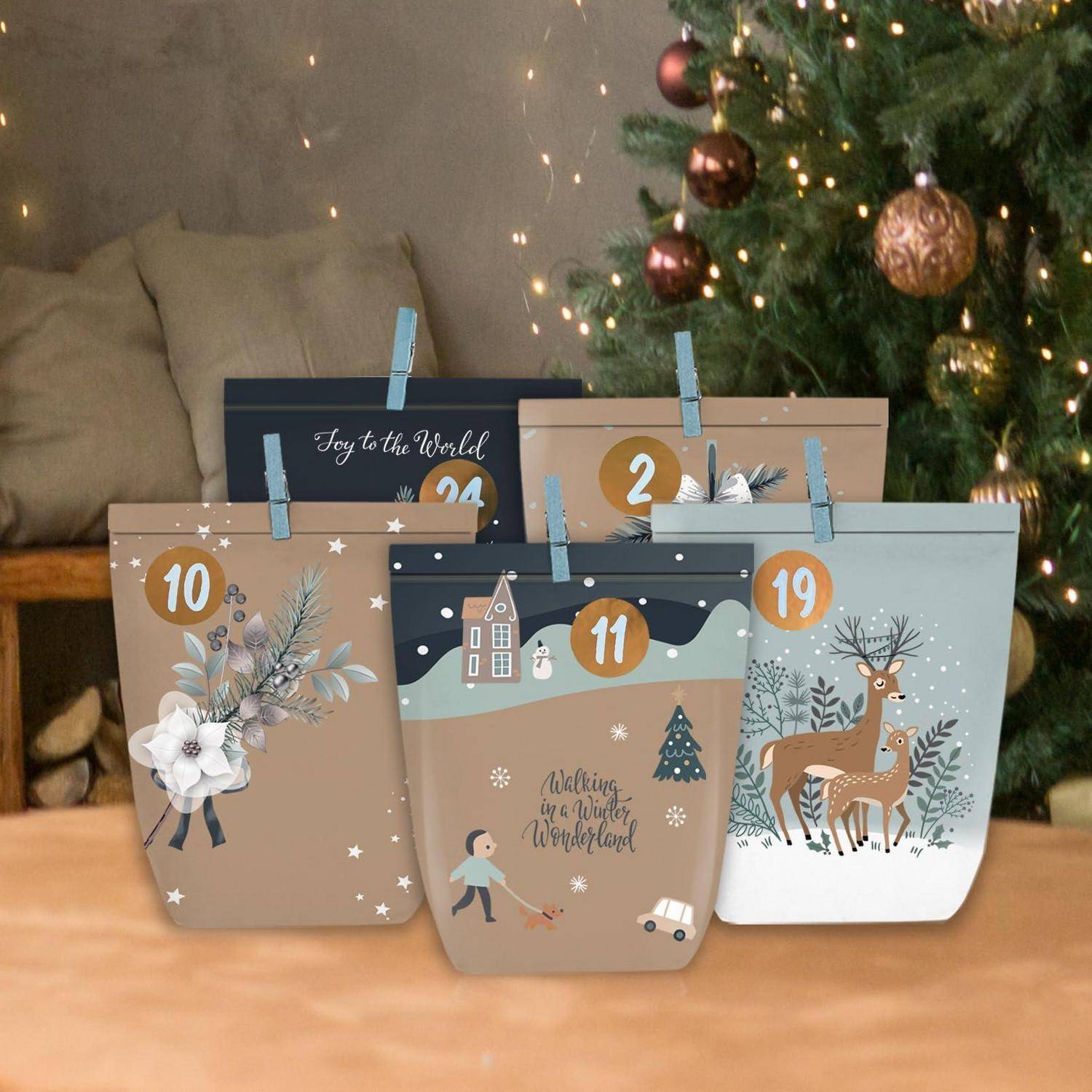 Vier Weihnachts-Adventskalender-Säckchen mit den Nummern 2, 10, 11 und 19 stehen vor einem geschmückten Baum.