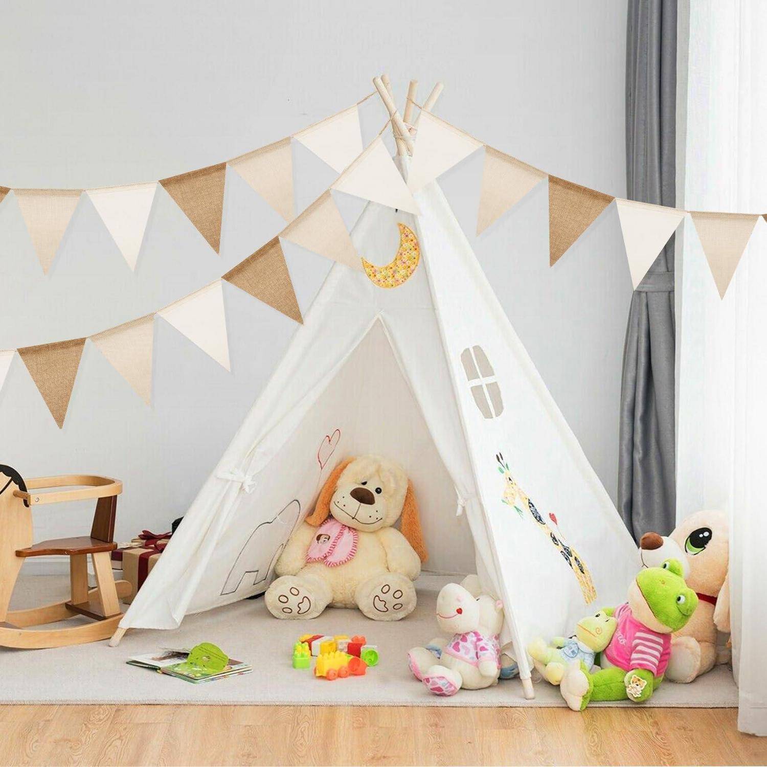 Spielzelt für Kinder mit Wimpelkette verziert, mit Kuscheltieren und Spielzeug innen auf einem Hartholzboden.