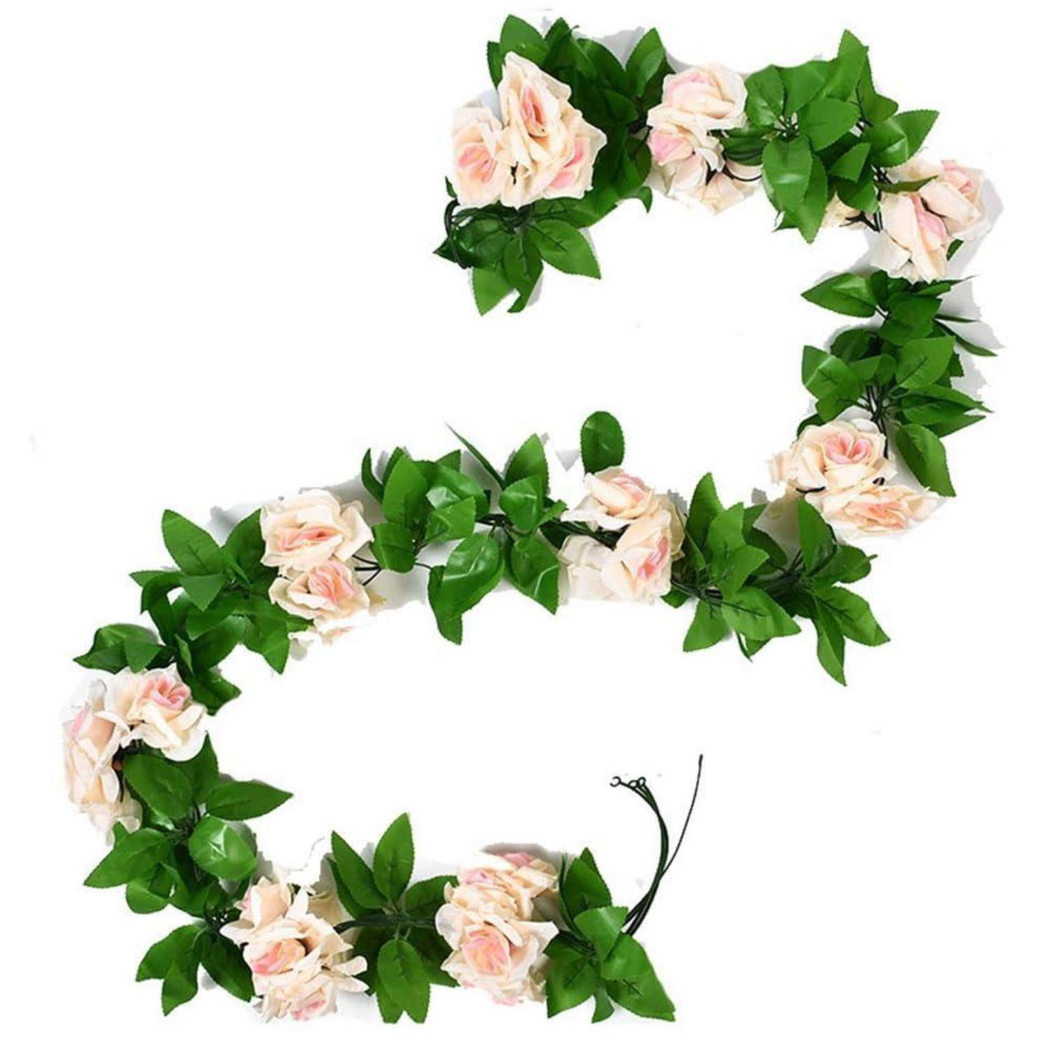 Künstliche Blumengirlande mit rosa Rosen und grünen Blättern in einer geschwungenen Spirale auf weißem Hintergrund angeordnet.