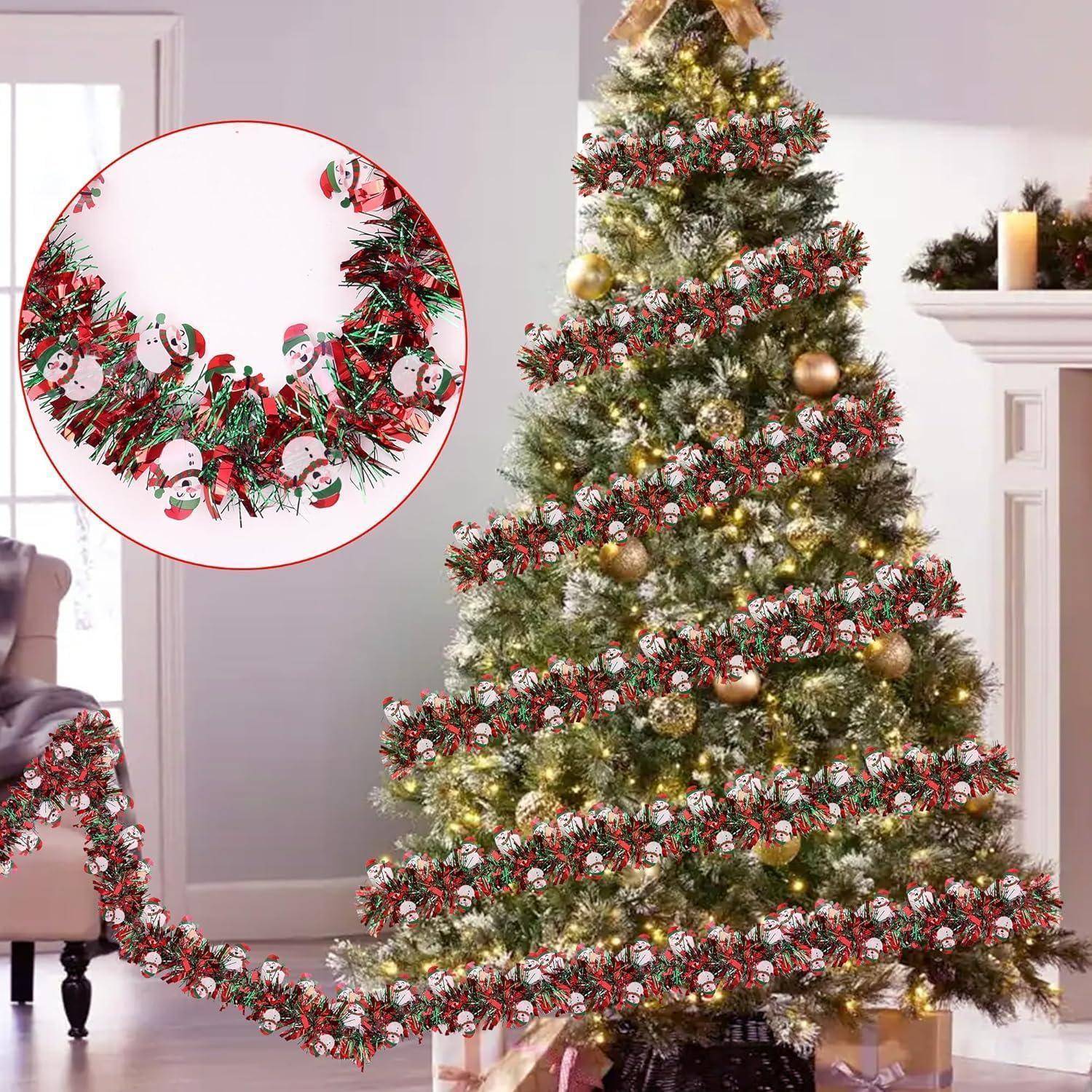 Geschmückter Weihnachtsbaum mit rot-grüner Weihnachtsmanngirlande, goldenen Kugeln und warmem Licht im Wohnzimmer; Ausschnitt zeigt die Girlande in Nahaufnahme.