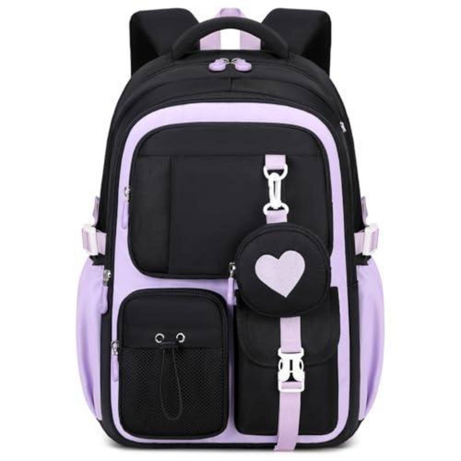 Schwarz-lila Rucksack mit Vordertaschen, weißen Schnallen und einem kleinen herzförmigen Beutel, der vorne angebracht ist.