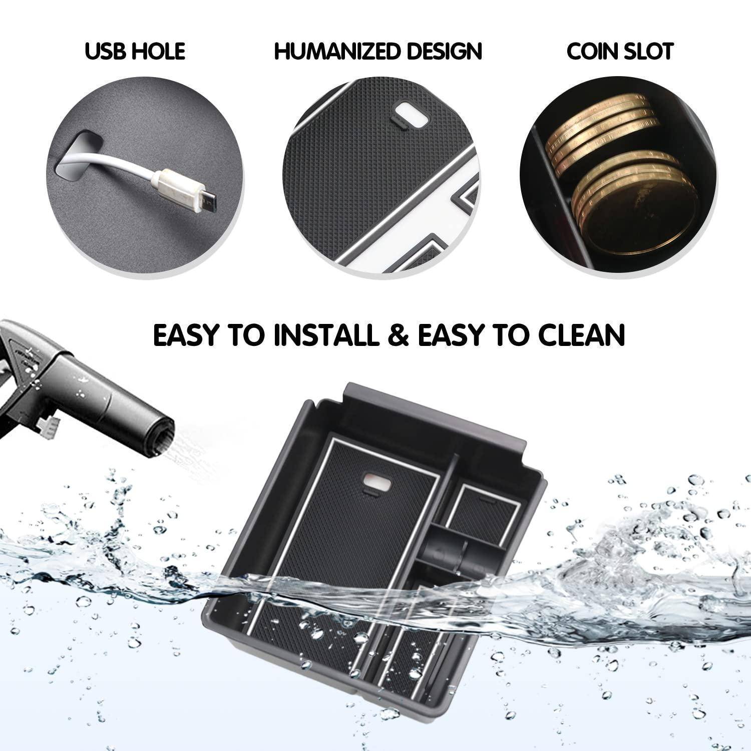 Autoinnenraum-Tablett-Einsatz mit USB-Loch, Münzschlitz und humanisiertem Design, dargestellt als einfach zu installieren und zu reinigen, mit Wasserspray- und Staubsauger-Reinigungsillustration.