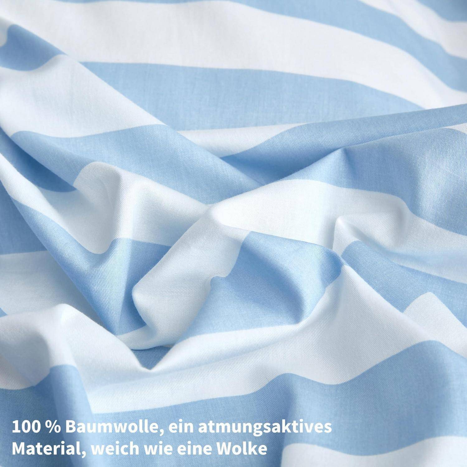 Nahaufnahme eines hellblauen und weißen gestreiften Stoffs, dargestellt als weiches, atmungsaktives Baumwollmaterial; der Text besagt „100 % Baumwolle, ein atmungsaktives Material, weich wie eine Wolke".