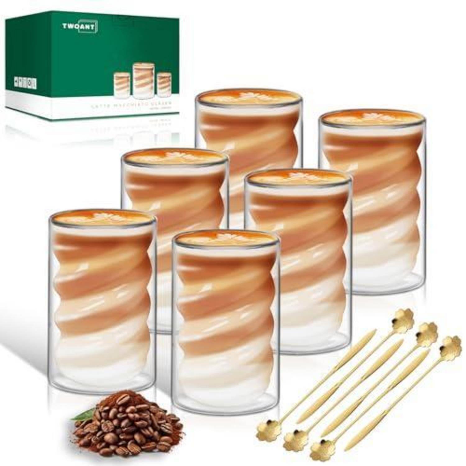 Fünf schichtige Kaffee-und-Sahne-Desserttassen mit Kaffeebohnen und Waffelstäbchen, plus eine grüne Produktbox im Hintergrund.