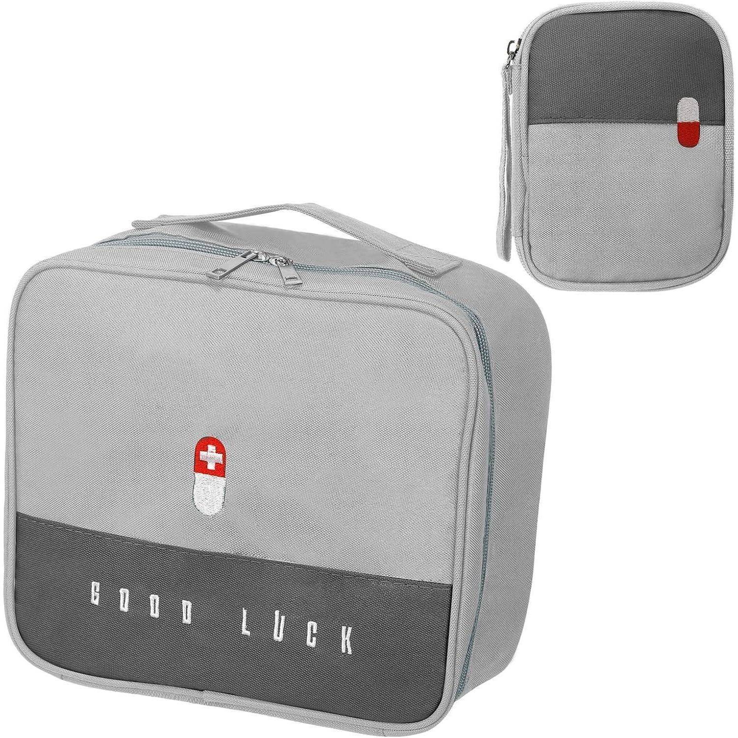Graue quadratische Reisetasche mit Reißverschlussgriff und „GOOD LUCK