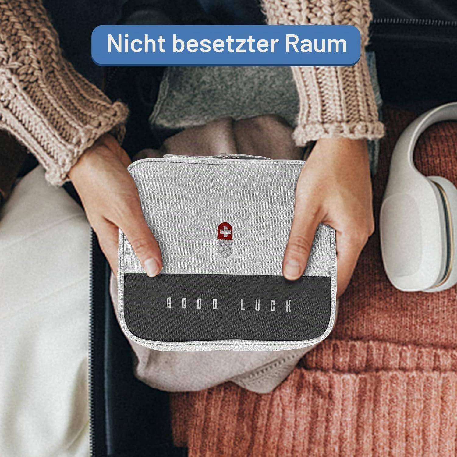 Person, die eine graue Kulturbeutel mit der Aufschrift "GOOD LUCK"" in einem Koffer hält, mit deutschem Text ""Nicht besetzter Raum"" oben.