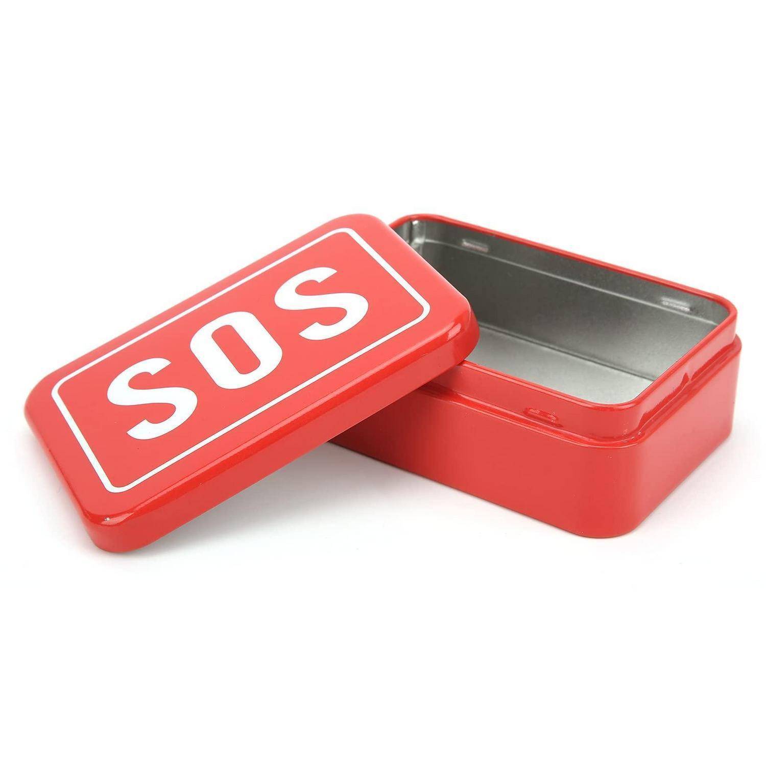 Offene rote Blechdose mit einem Deckel mit der Aufschrift "SOS"" auf weißem Hintergrund.