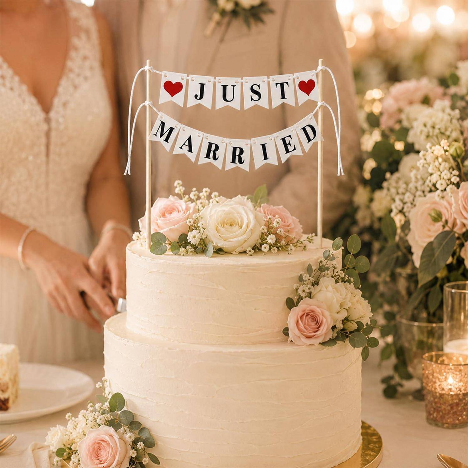 Hochzeitstorte mit Blumendekorationen und einer Aufschrift „JUST MARRIED" auf einer Empfangstisch mit einer Braut im Hintergrund.