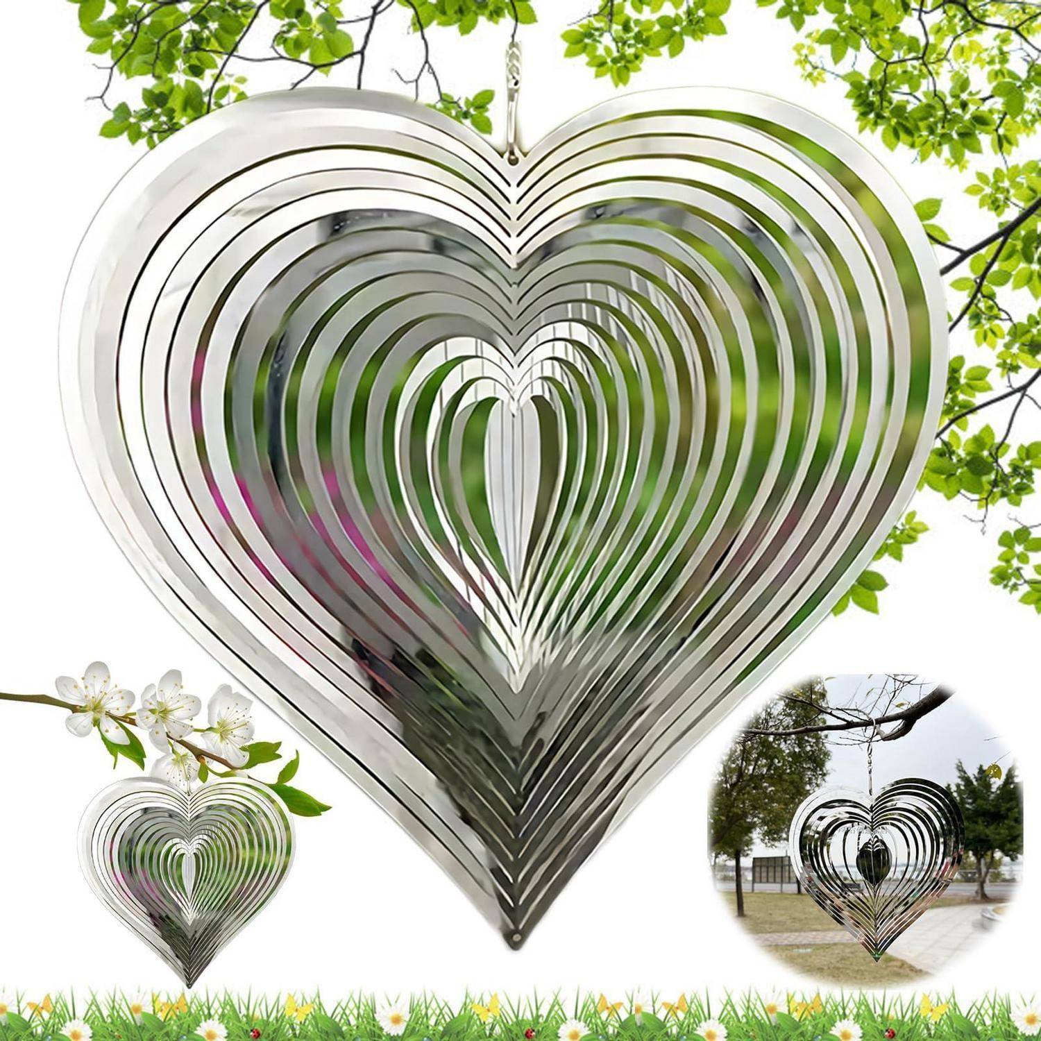 Großer herzförmiger Metall-Windspinner hängt zwischen grünen Blättern, mit kleineren eingefügten Ansichten, die das hängende Ornament im Freien und in einem Garten zeigen.