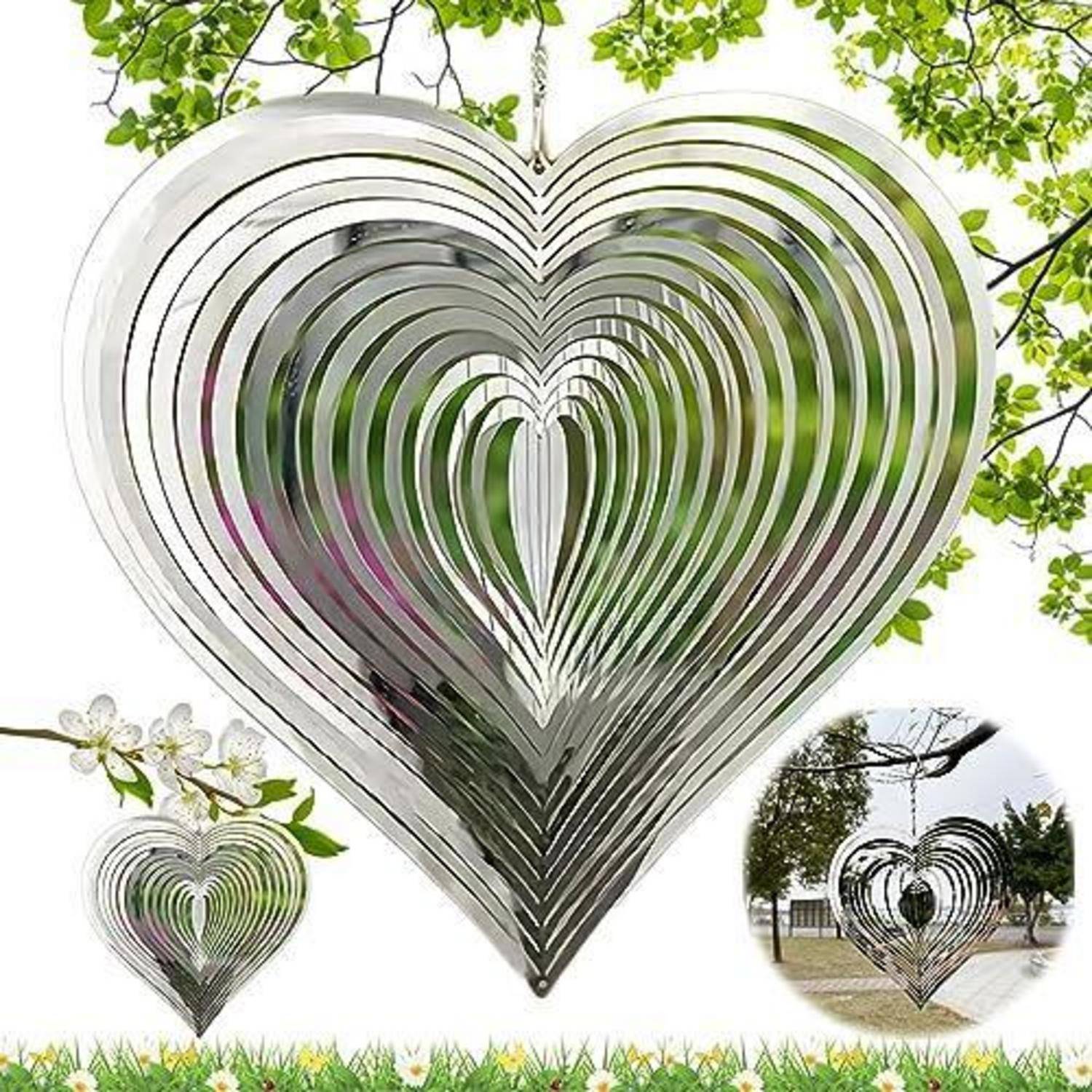 Eine hängende herzförmige Windspinner-Skulptur mit konzentrischen Metallherzen, groß dargestellt mit kleineren eingesetzten Ansichten im Freien zwischen Baumästen.