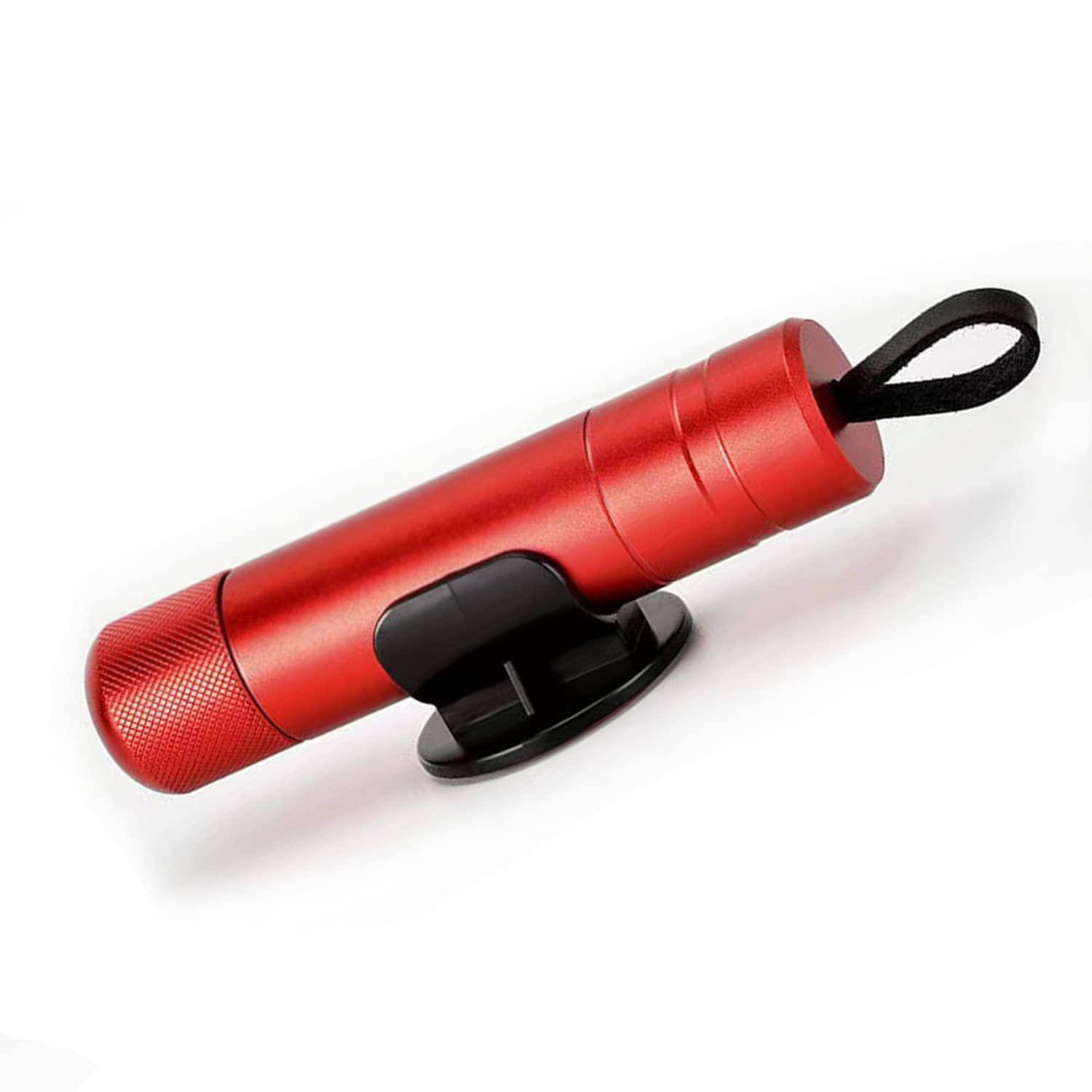 Rote zylindrische Taschenlampe mit schwarzem Handgelenkband und Clip, auf weißem Hintergrund dargestellt.