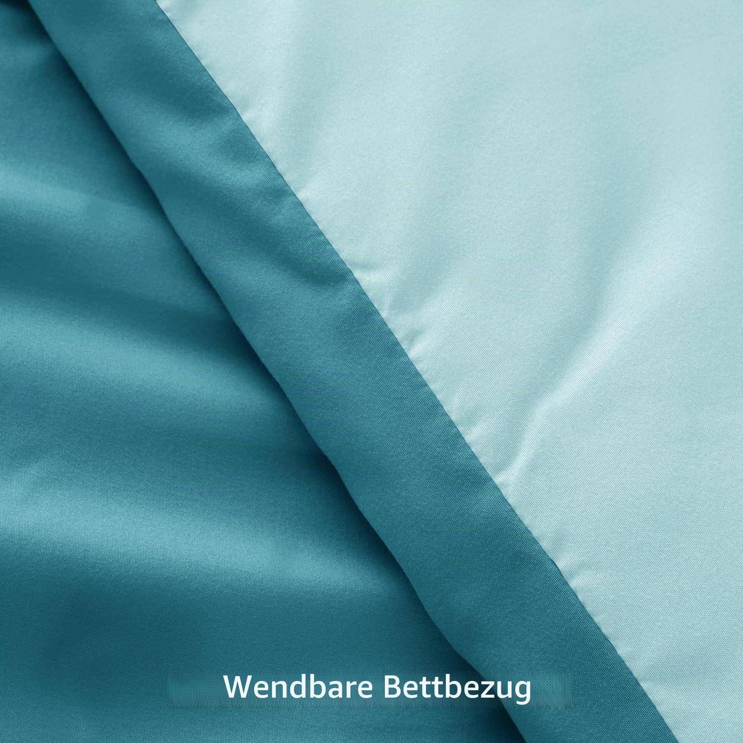 Nahaufnahme eines tealblauen und hellblauen wendbar machbaren Bettbezugs mit dem Text „Wendbare Bettbezug