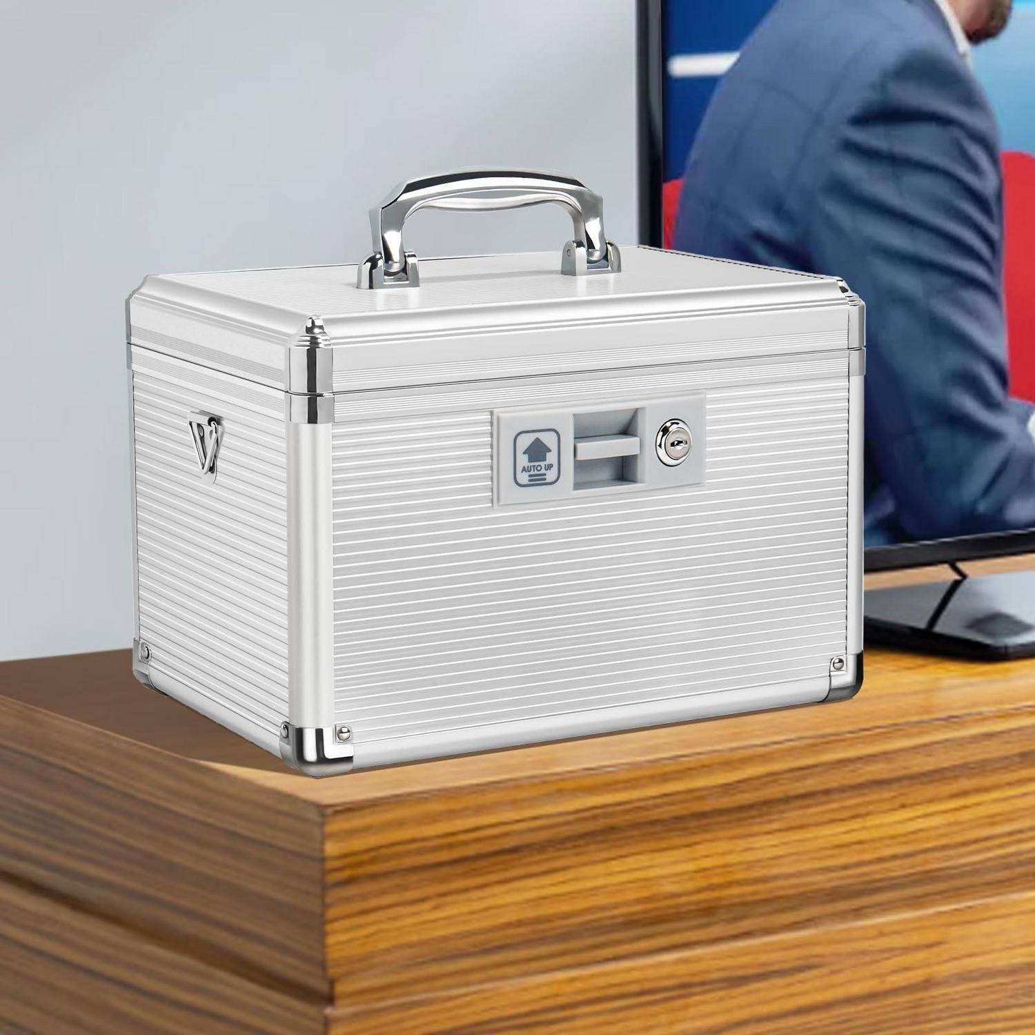 Silberner Aluminium-Aktenkoffer mit Griff und Schloss sitzt auf einem Holztisch, wahrscheinlich zur sicheren Lagerung oder zum Transport.