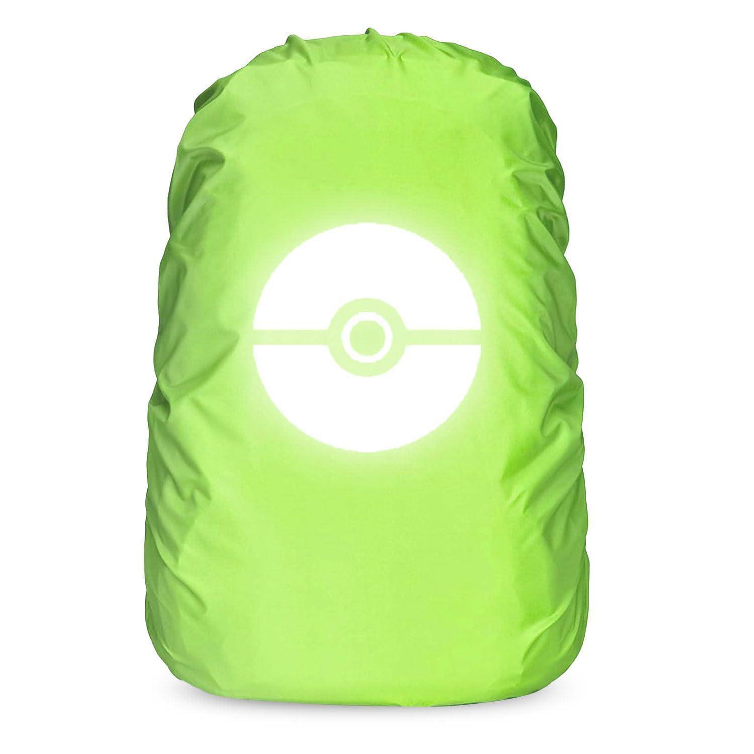 Leuchtend grüne Rucksackabdeckung mit einem weißen Pokéball-ähnlichen Symbol auf der Vorderseite.