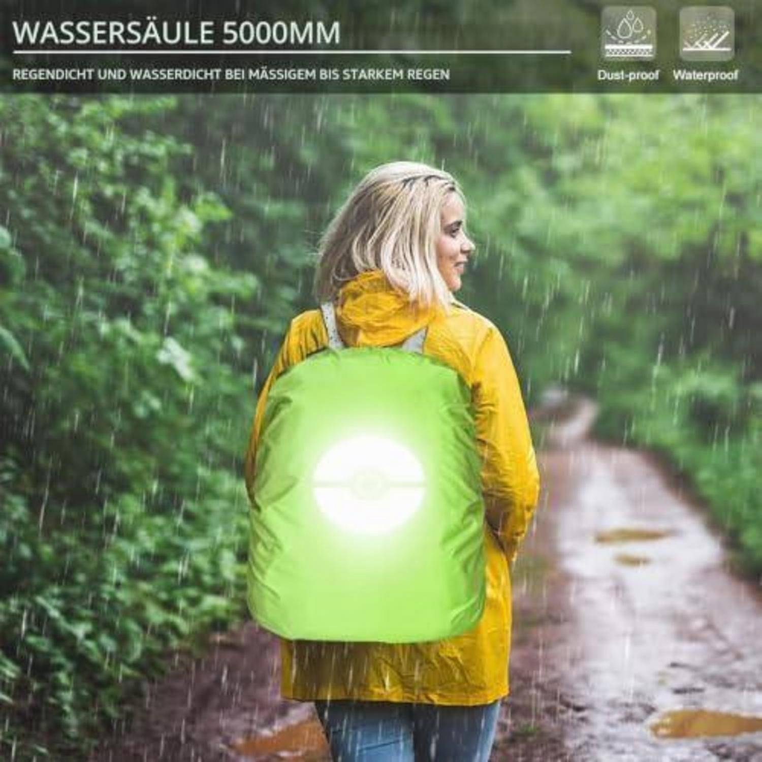 Frau in einer gelben Regenjacke, die einen leuchtend grünen wasserdichten Rucksack trägt, im starken Regen auf einem Waldpfad; der Text sagt „WASSERSÄULE 5000MM" und „Staubdicht"", „Wasserdicht"".