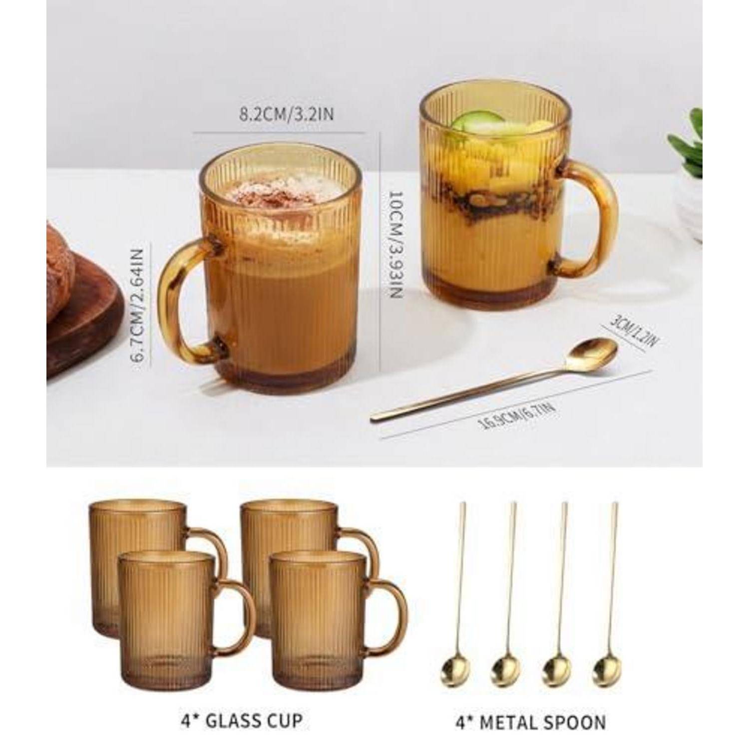 Satz aus bernsteinfarbenen gerippten Glastassen mit Griffen und vier goldenen Löffeln, dargestellt mit Größenmessungen und Produktlayout.
