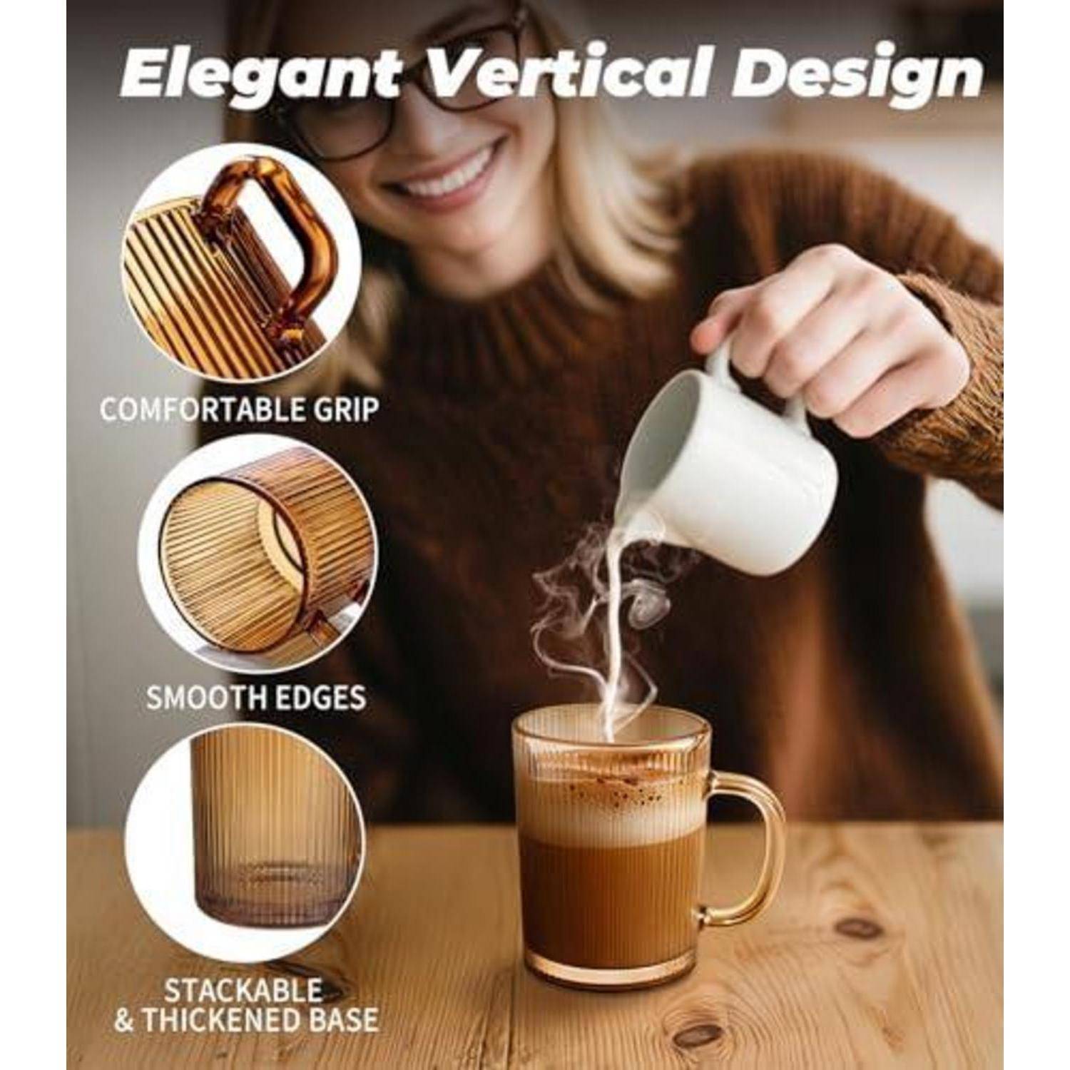 Eine Frau gießt Milch in eine Glastasse mit Kaffee; die Anzeige hebt ein elegantes vertikales Design mit ergonomischem Griff, glatten Kanten und stapelbarer verdickter Basis hervor.