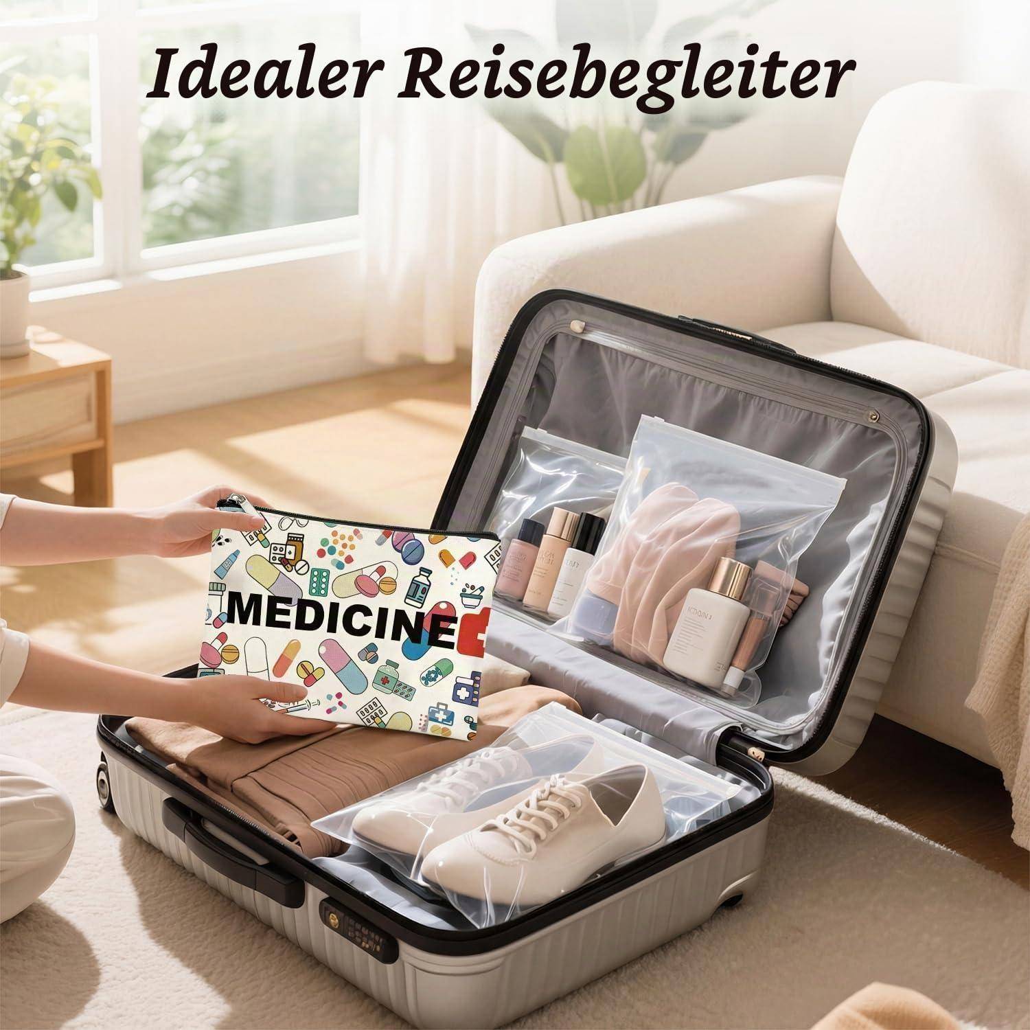 Offener Koffer mit organisierten Reise-Packwürfeln und Toilettenartikeln; eine Hand legt ein "MEDIZIN""-Beutel in das Gepäck, unter dem Text ""Idealer Reisebegleiter"".