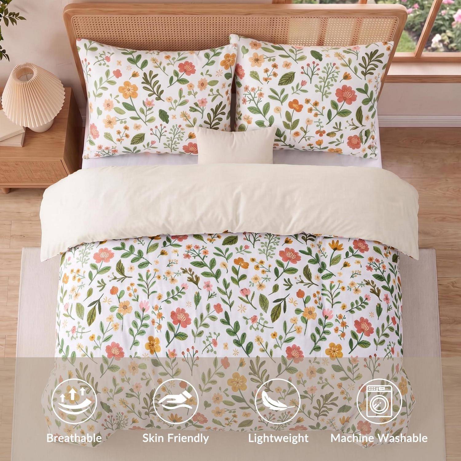 Florales Bettwäscheset auf einem ordentlich gemachten Bett mit einer Bettdecke, Kissen und kleinen Symbolen mit der Aufschrift „Atmungsaktiv", „Hautfreundlich"", „Leicht"" und „Maschinenwäschbar"".
