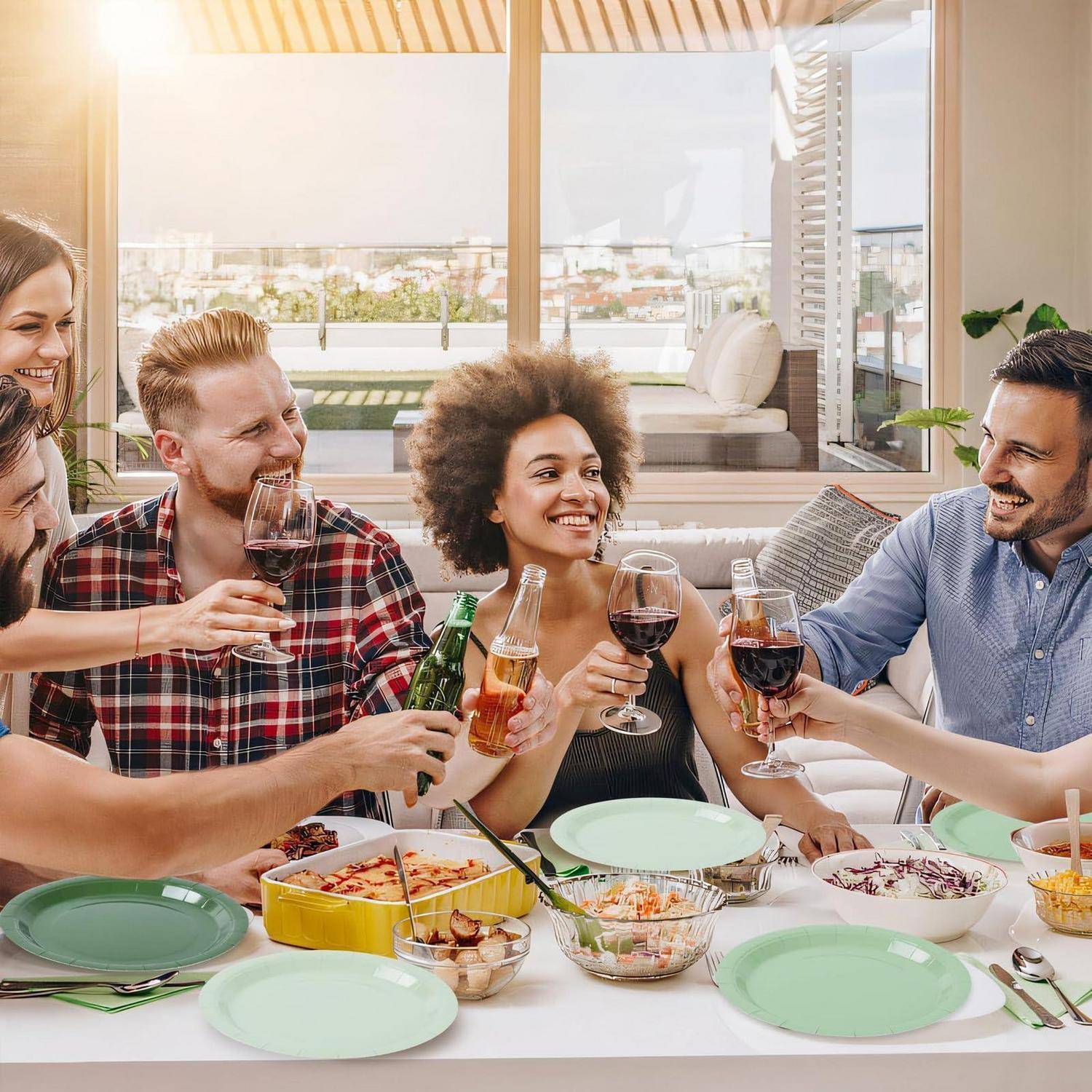 Freunde stoßen mit Wein an einem Terrassenesstisch an, der mit Speisen gedeckt ist, lächeln während einer ungezwungenen Mahlzeit im Freien.
