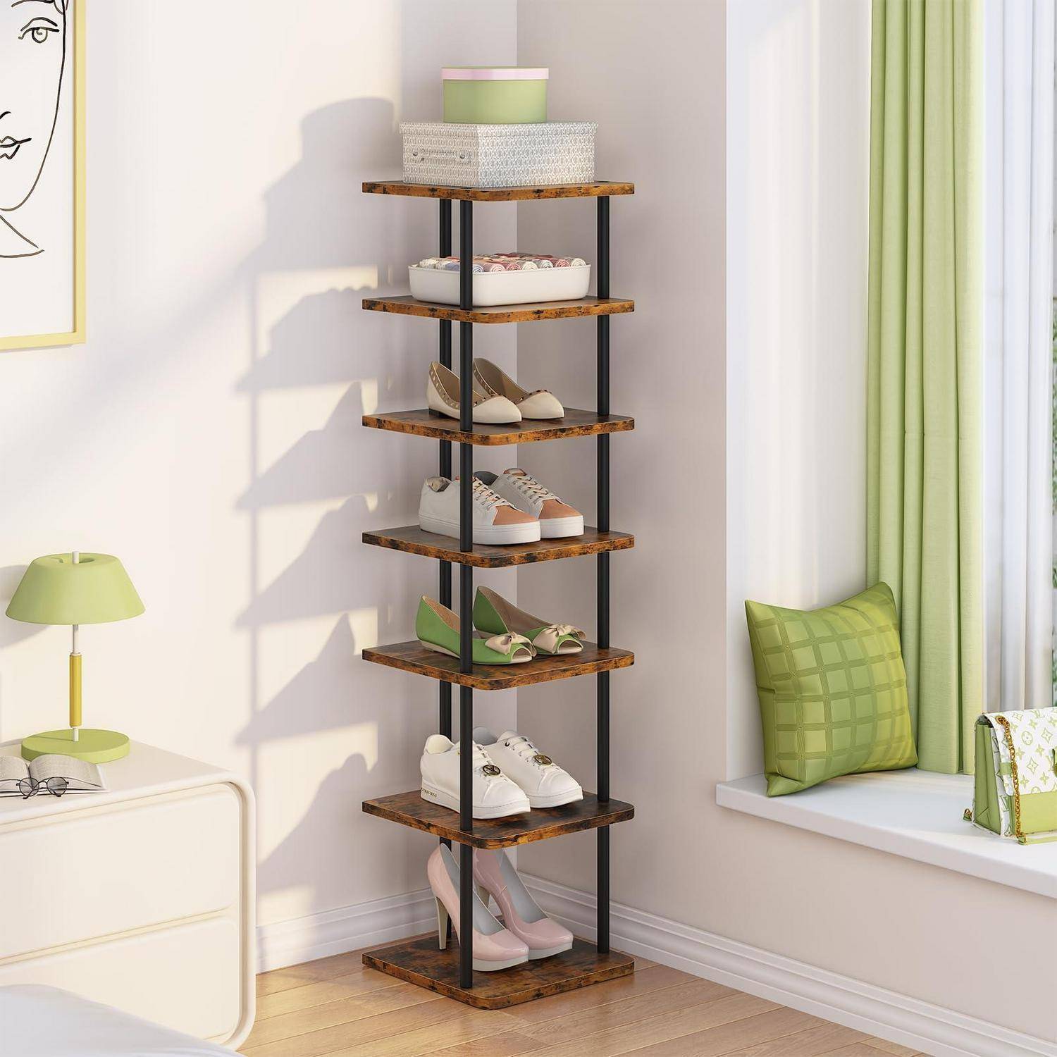 Hoher Schuhschrank aus Holz mit sechs Regalen, auf denen mehrere Paarschuhe in einem hellen Zimmer neben einem Fenstersitzplatz und einer Lampe stehen.
