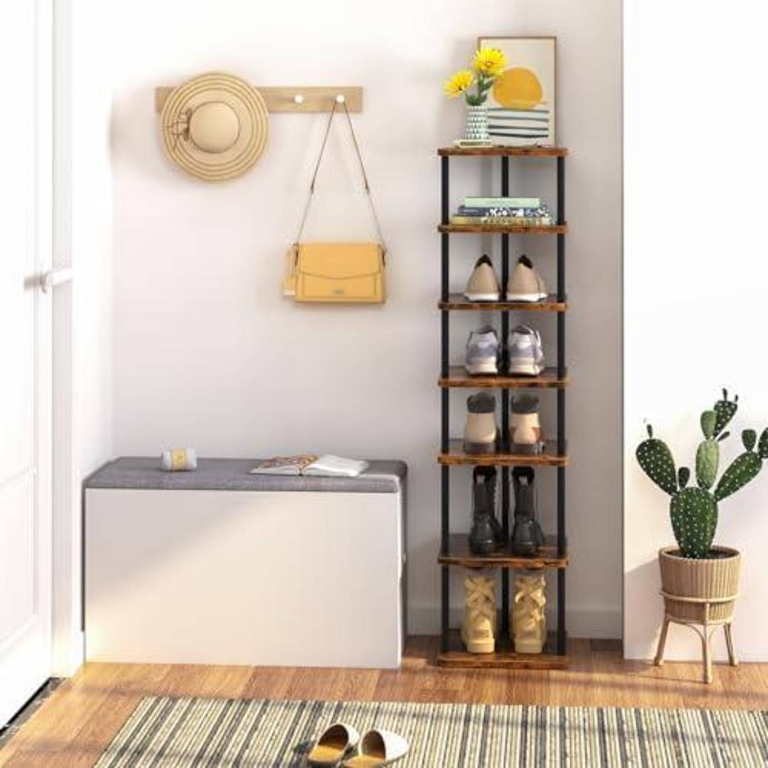 Minimaler Eingangsbereich mit Bank, Wandhaken, Schuhregal, Hut und Tasche, Teppich und Kaktus im Topf.