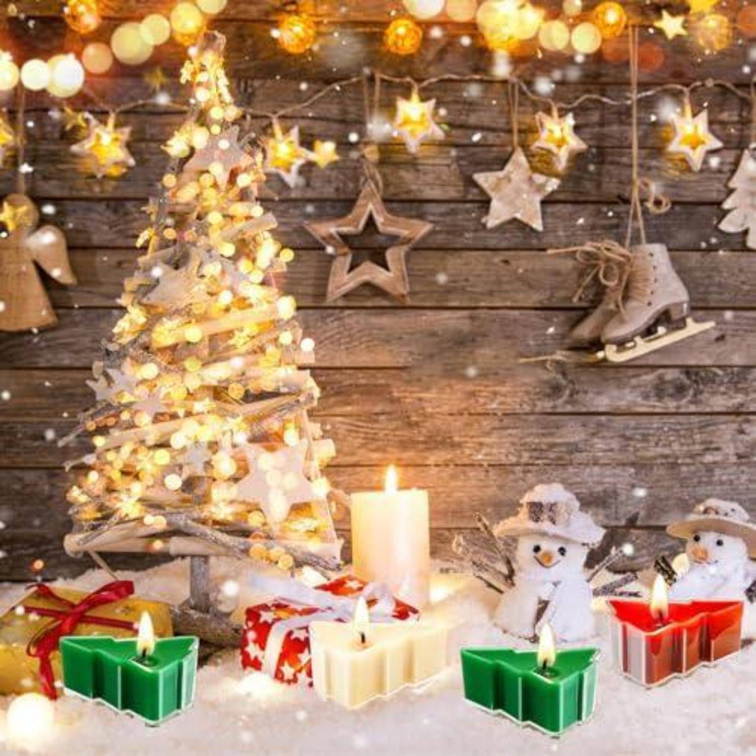 Festliches Feiertagsdisplay mit einem beleuchteten hölzernen Weihnachtsbaum, Kerzen, eingewickelten Geschenken, Schneemännchen-Figuren und hängenden Sternornamenten auf einem rustikalen Holzhintergrund.