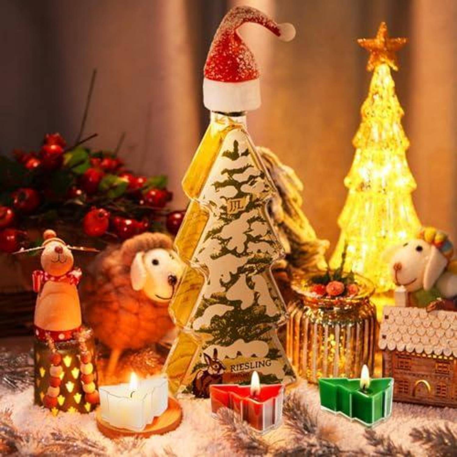Festliche Feiertagsdekoration mit einer weihnachtsbaumartig geformten Riesling-Flasche als Mittelpunkt, Kerzen, Weihnachtskugeln und kleinen Tierfigurinen auf einer verschneiten Oberfläche.